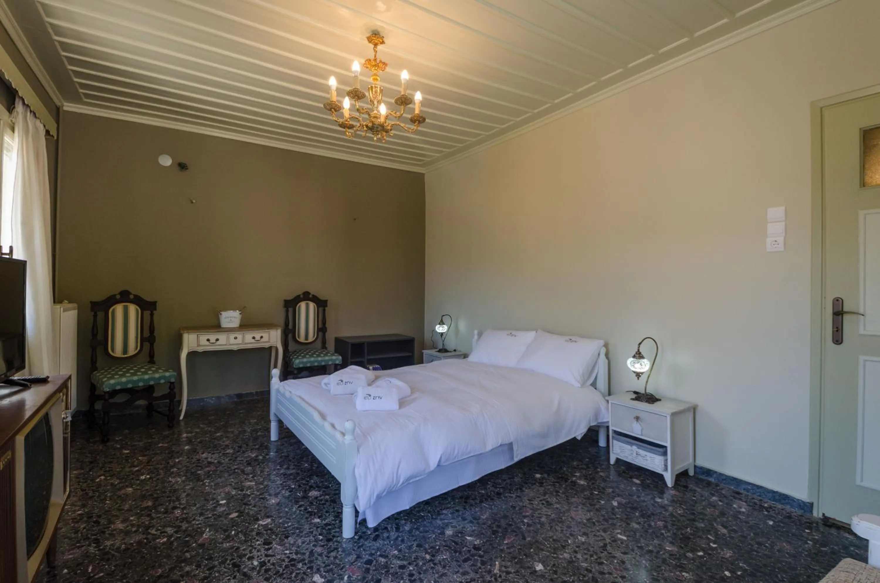 Bed in Ev Zin Mouria