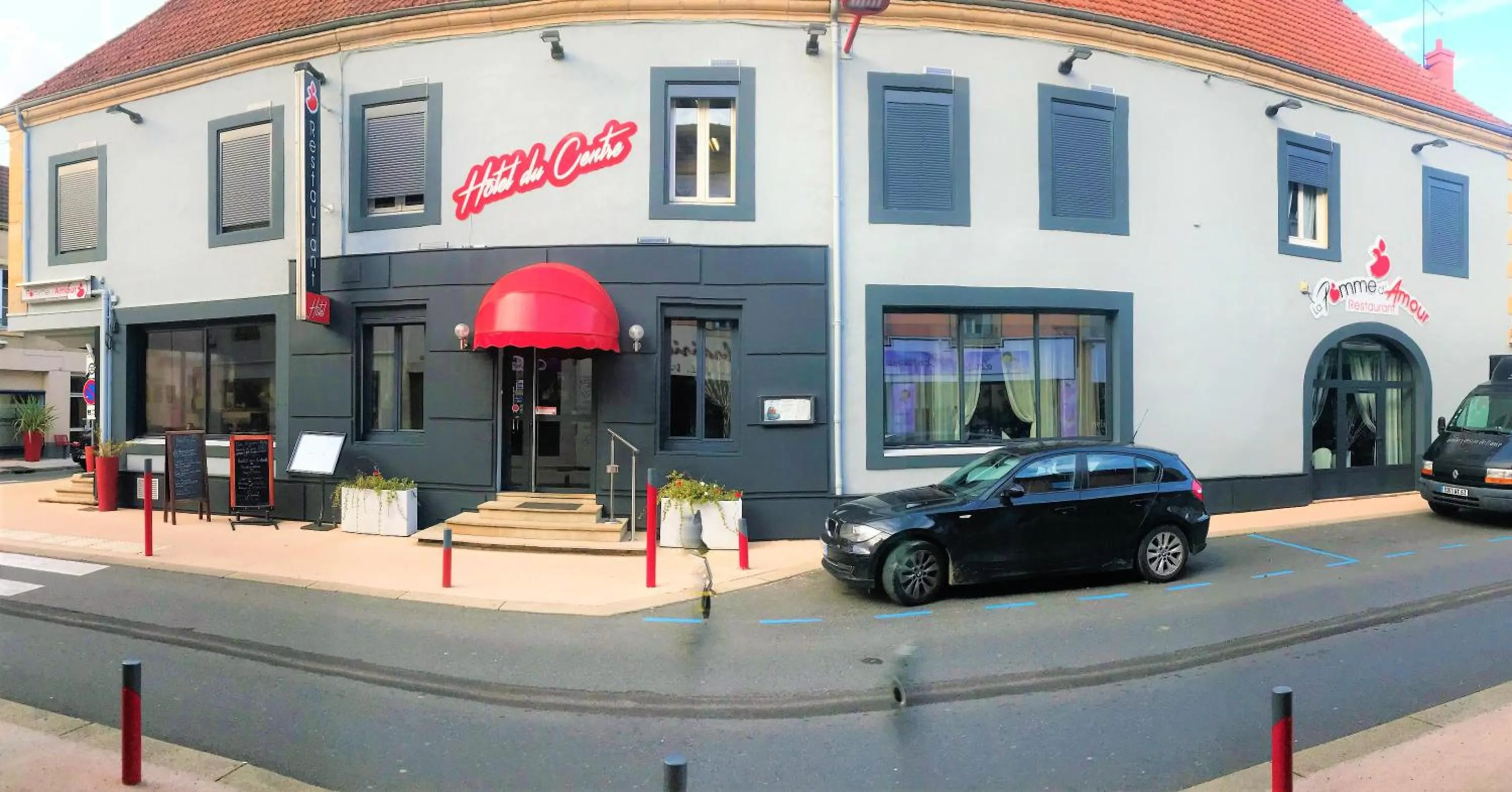 Facade/entrance in Hotel du Centre