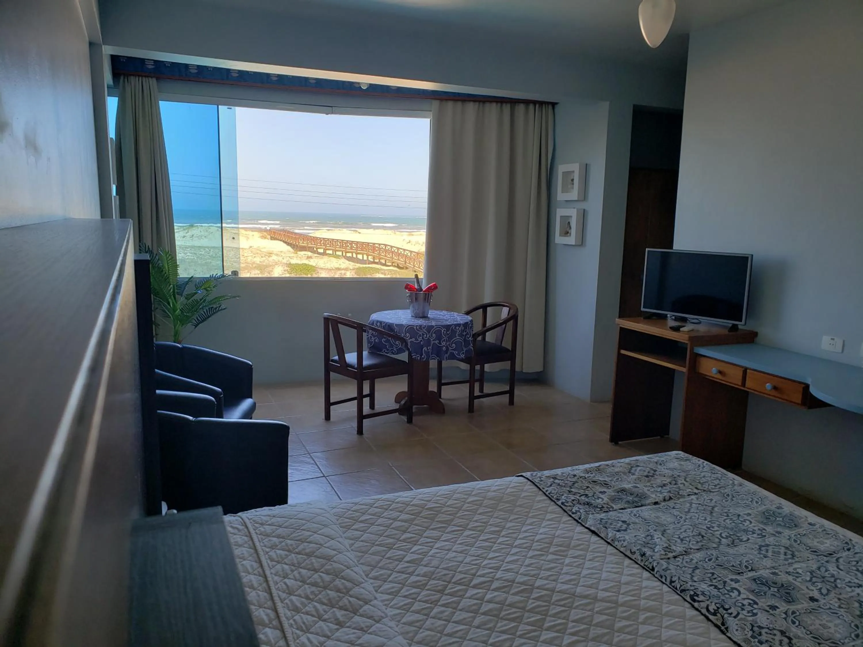 Photo of the whole room, Bed in De Rose Praia Hotel