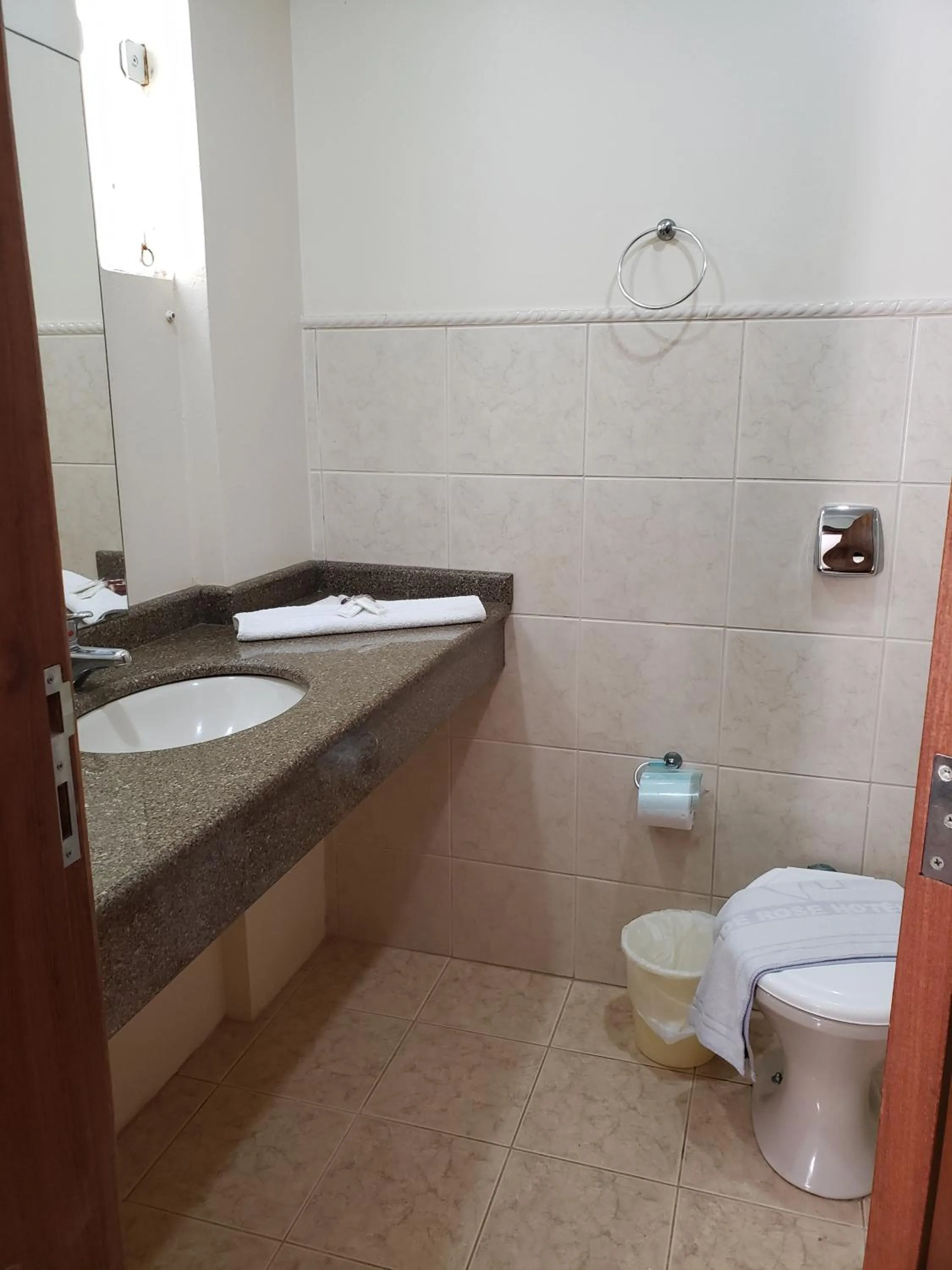 Bathroom in De Rose Praia Hotel