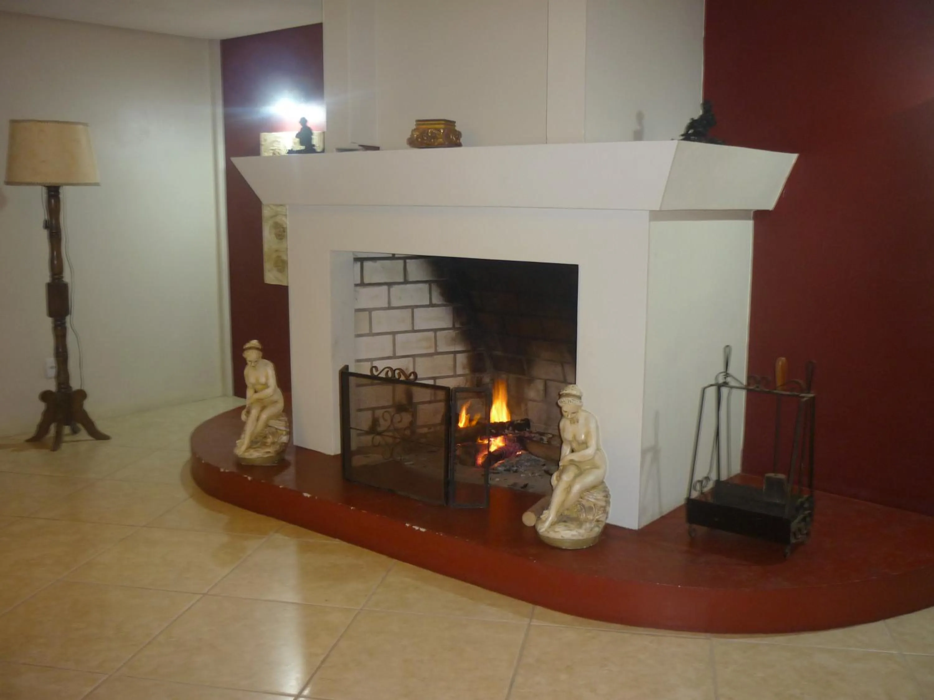 Communal lounge/ TV room in De Rose Praia Hotel