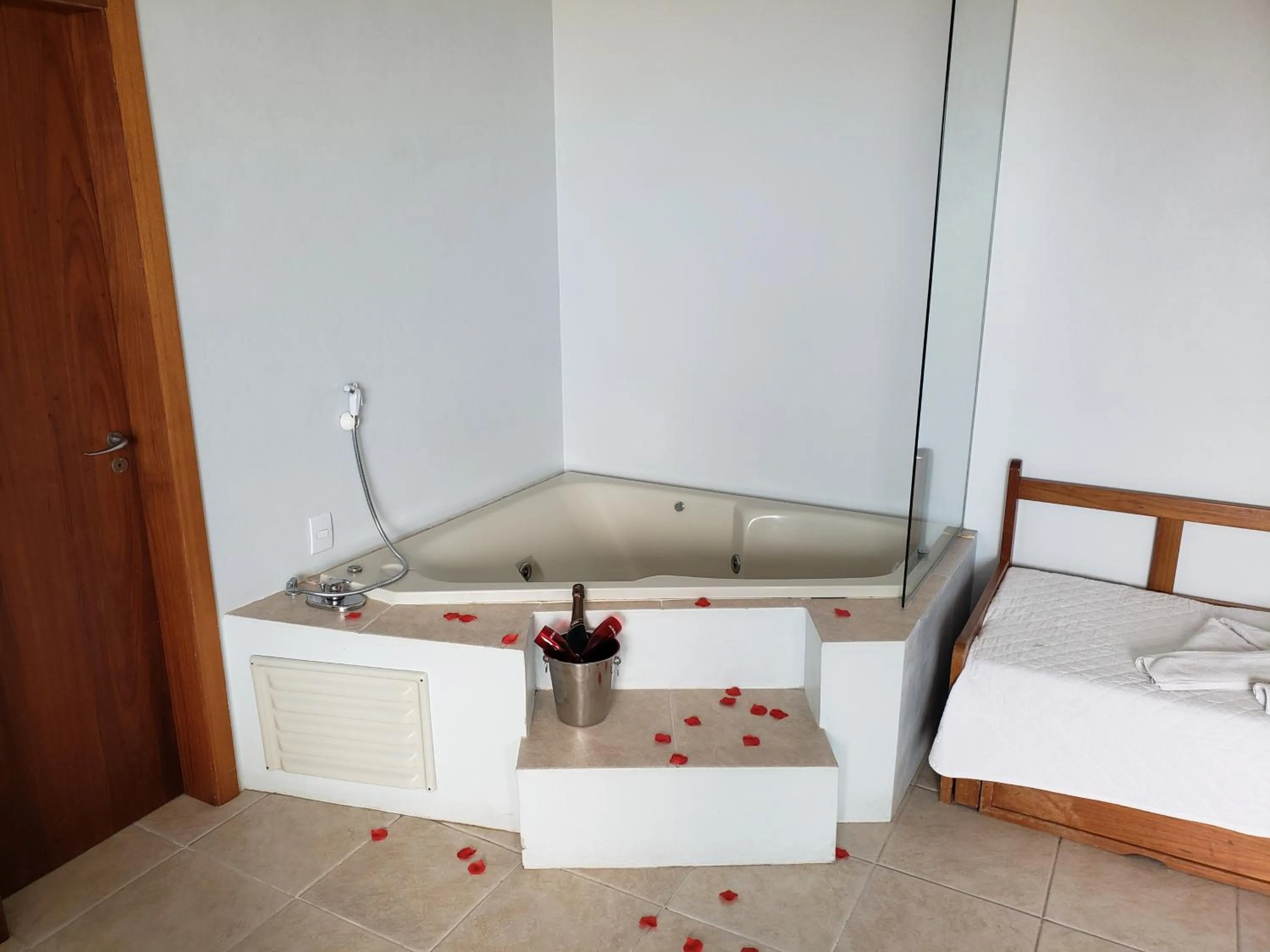 Hot Tub, Bed in De Rose Praia Hotel
