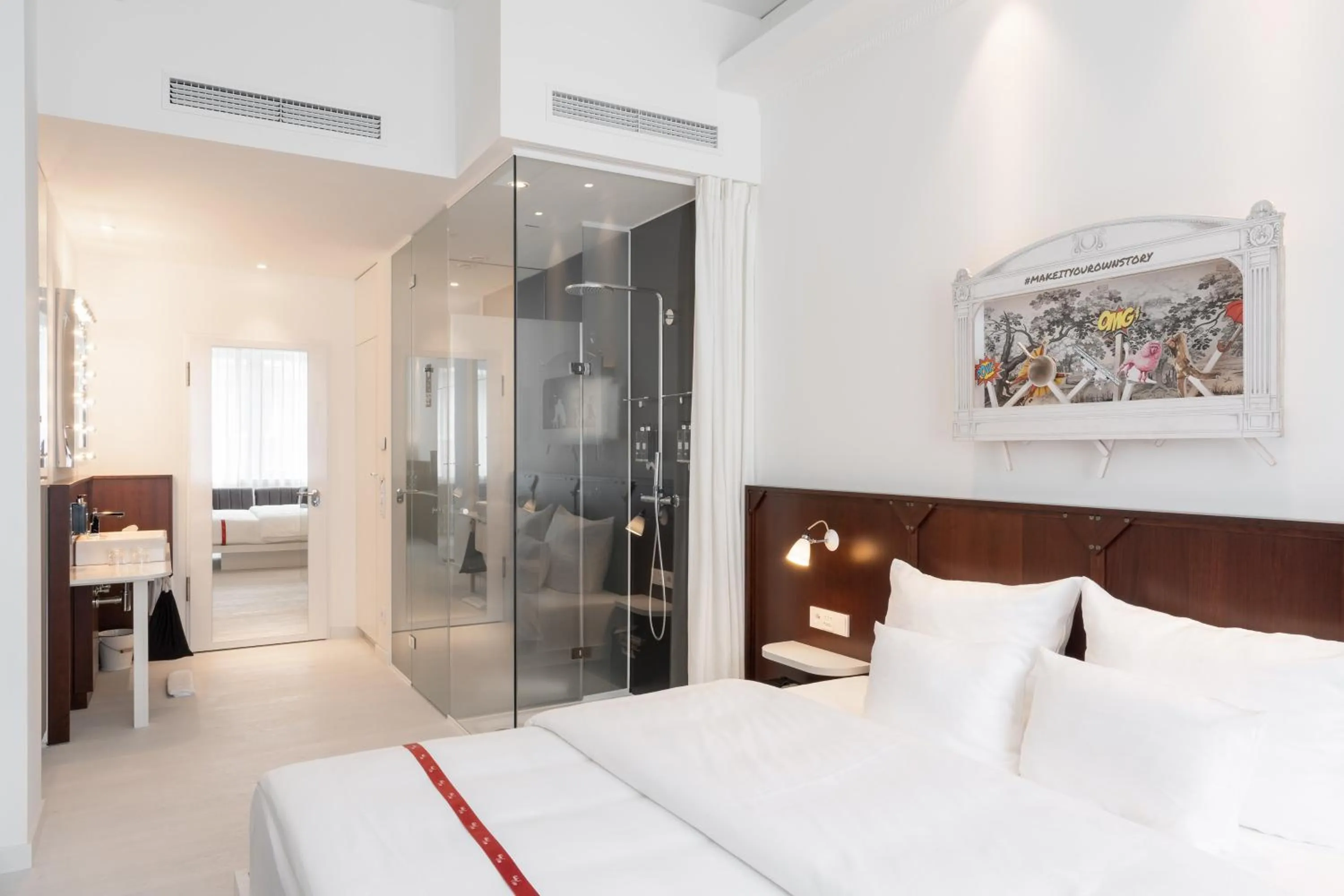 Bathroom, Bed in Ruby Leni Hotel Dusseldorf