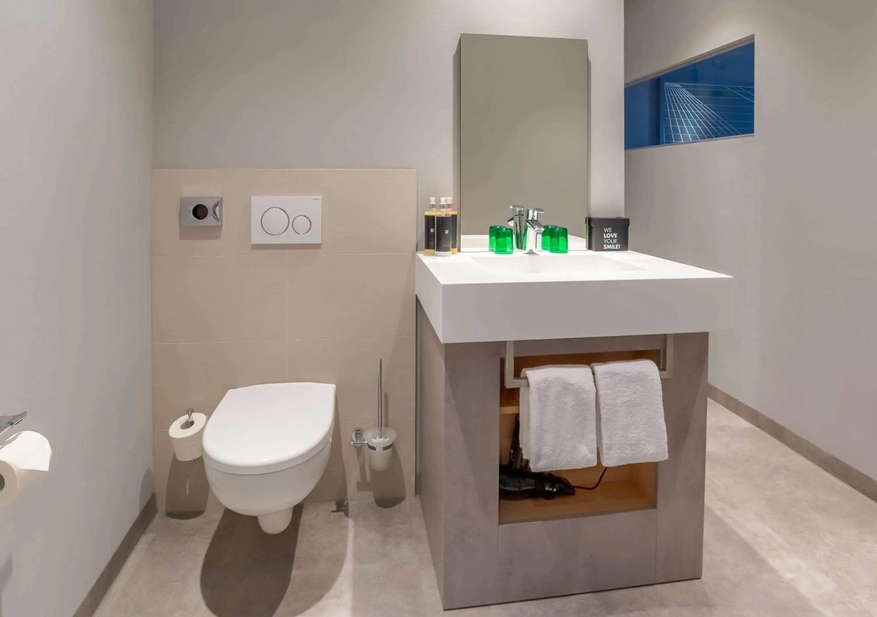 Toilet in elaya hotel kevelaer