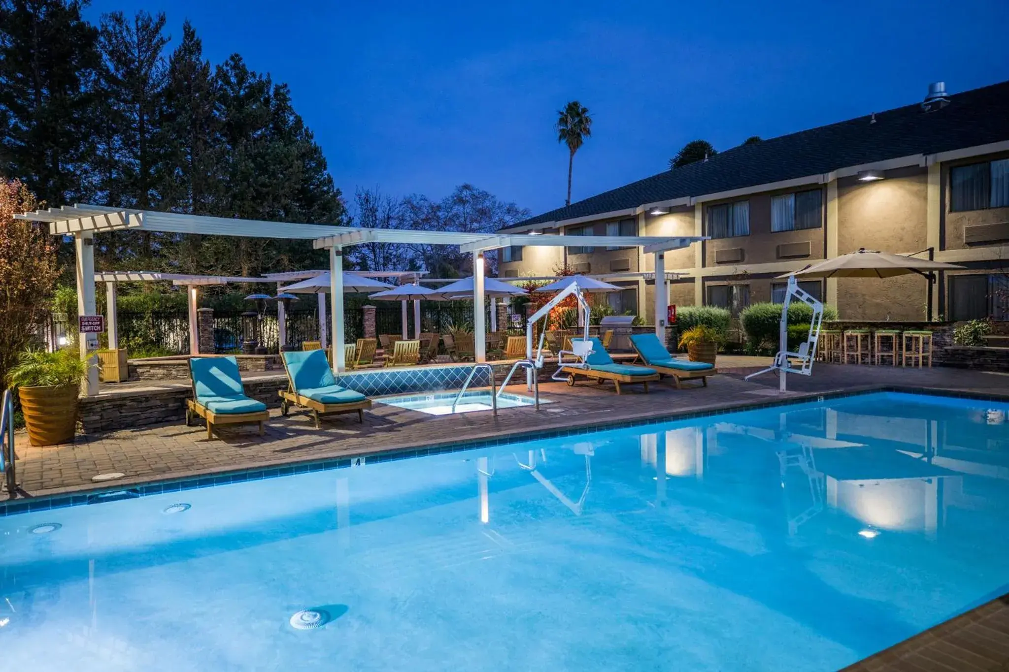 Swimming pool in Maple Tree Inn Swimming pool in Maple Tree Inn