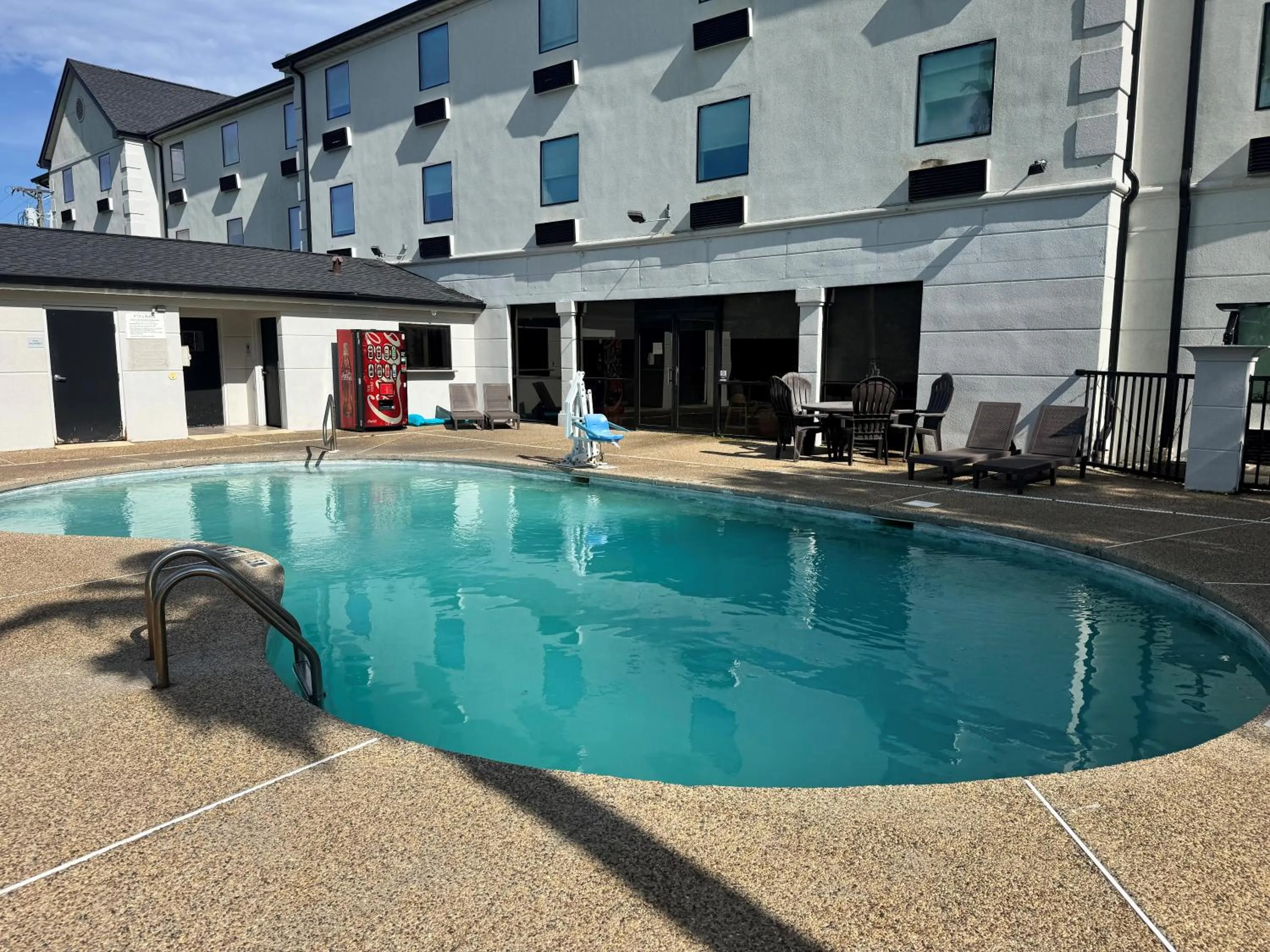 Swimming pool in Wingate by Wyndham Biloxi - Ocean Springs
