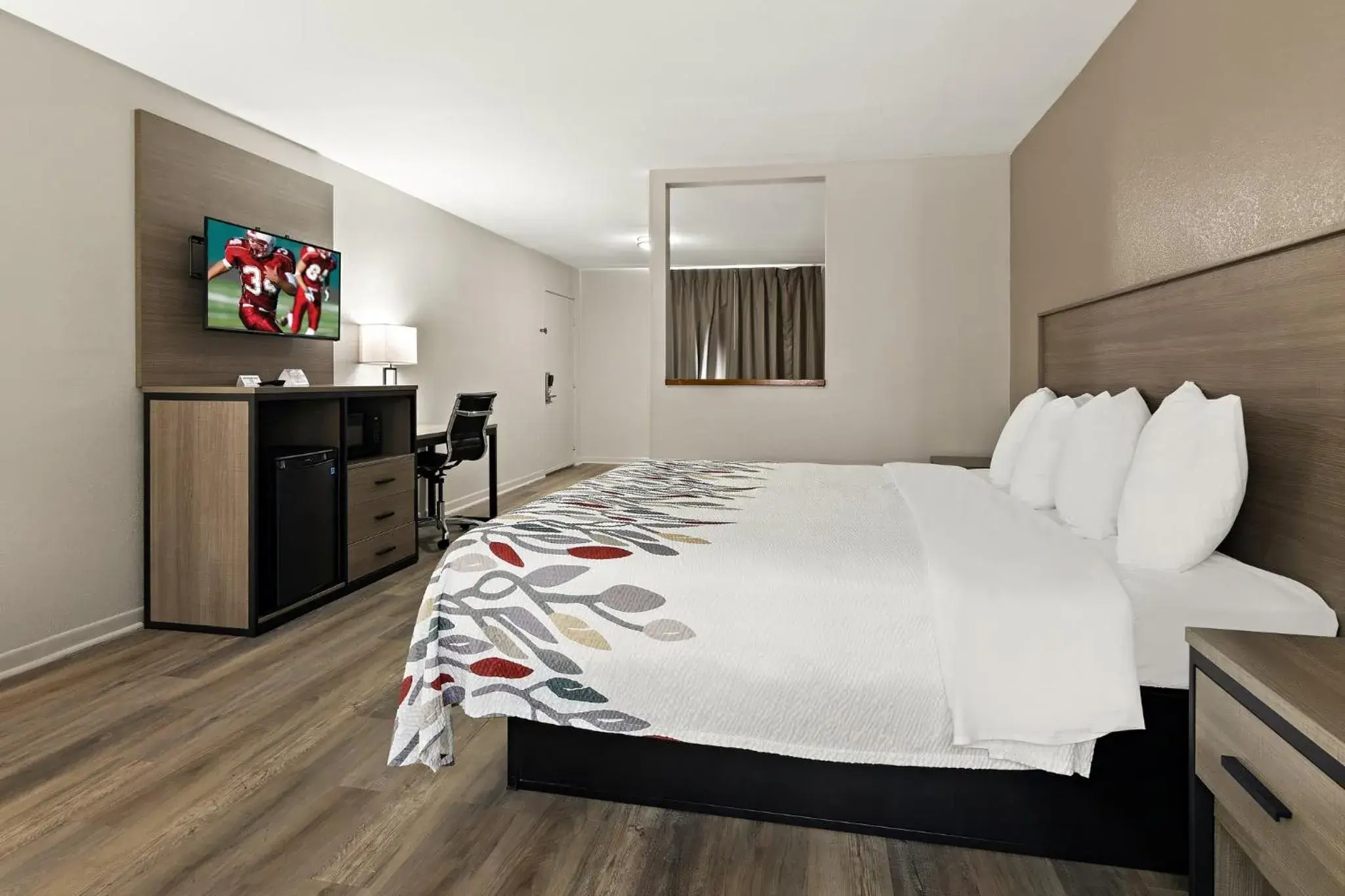 Suite King Room Non-Smoking in Red Roof Inn & Suites Monroe, NC Suite King Room Non-Smoking in Red Roof Inn & Suites Monroe, NC