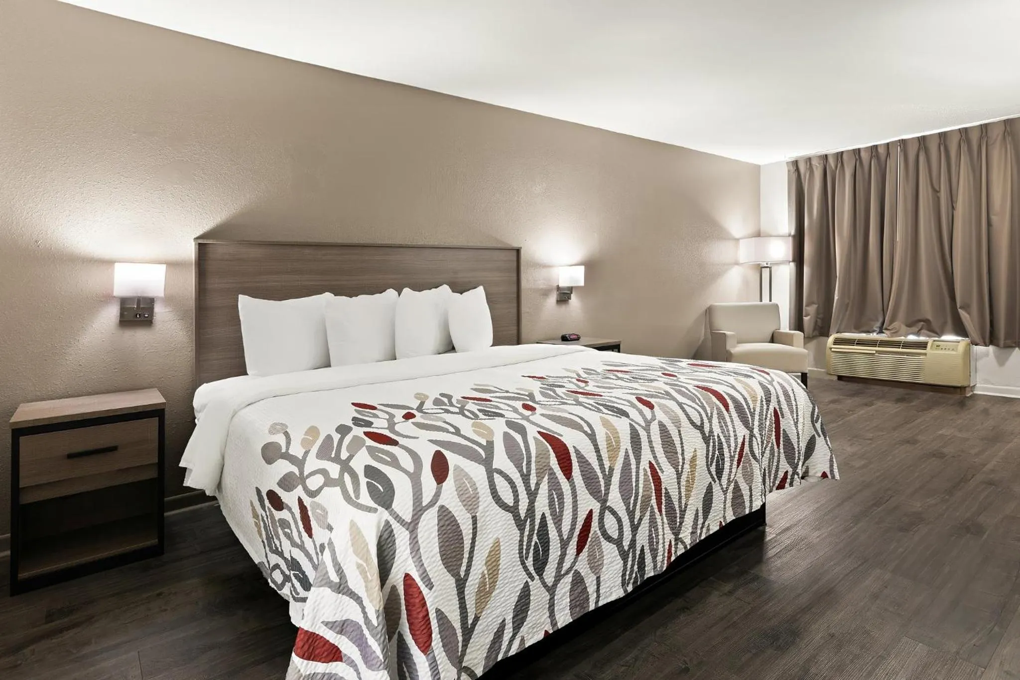 Photo of the whole room, Bed in Red Roof Inn & Suites Monroe, NC