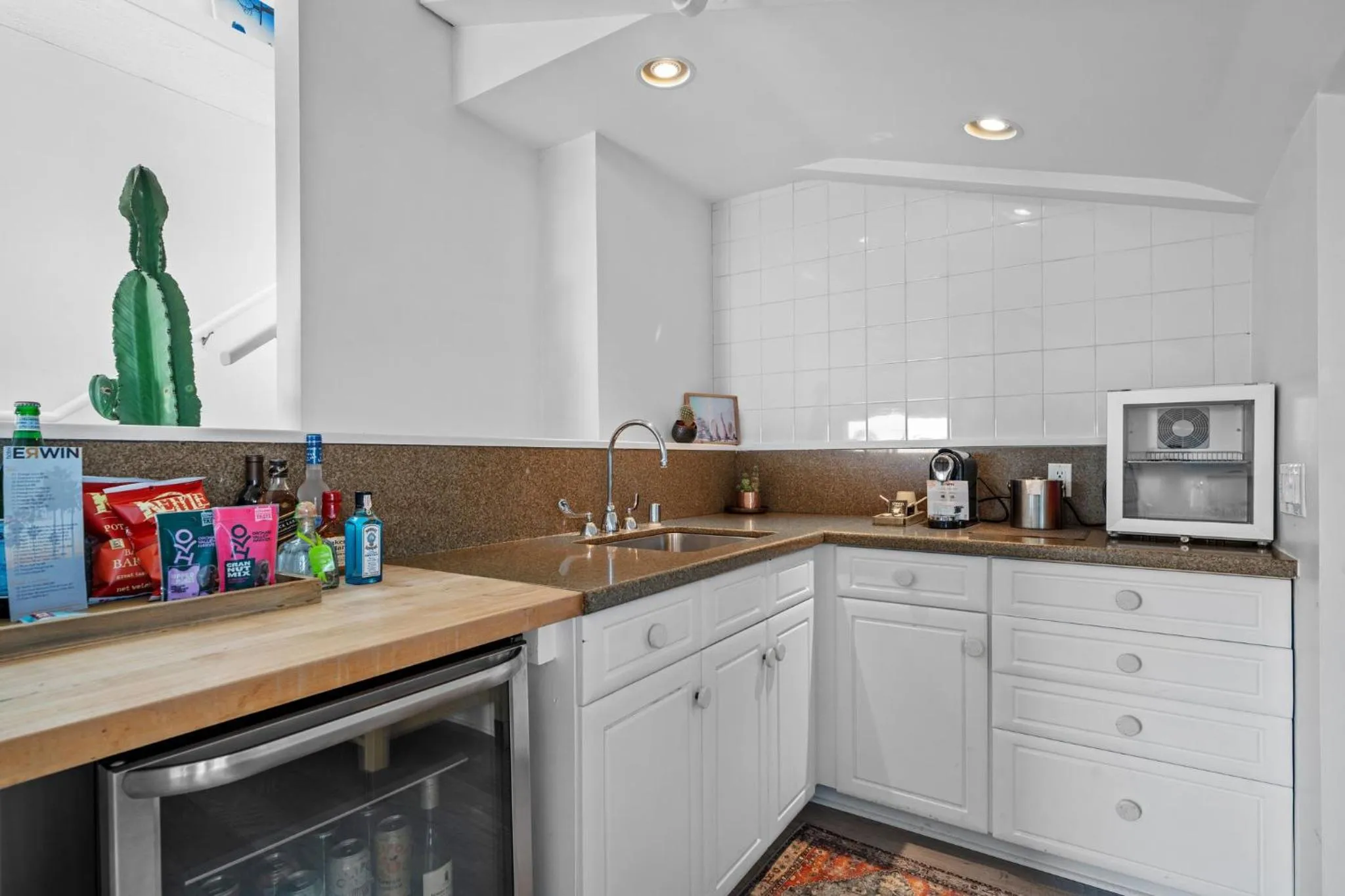 Photo of the whole room in Hotel Erwin Venice Beach