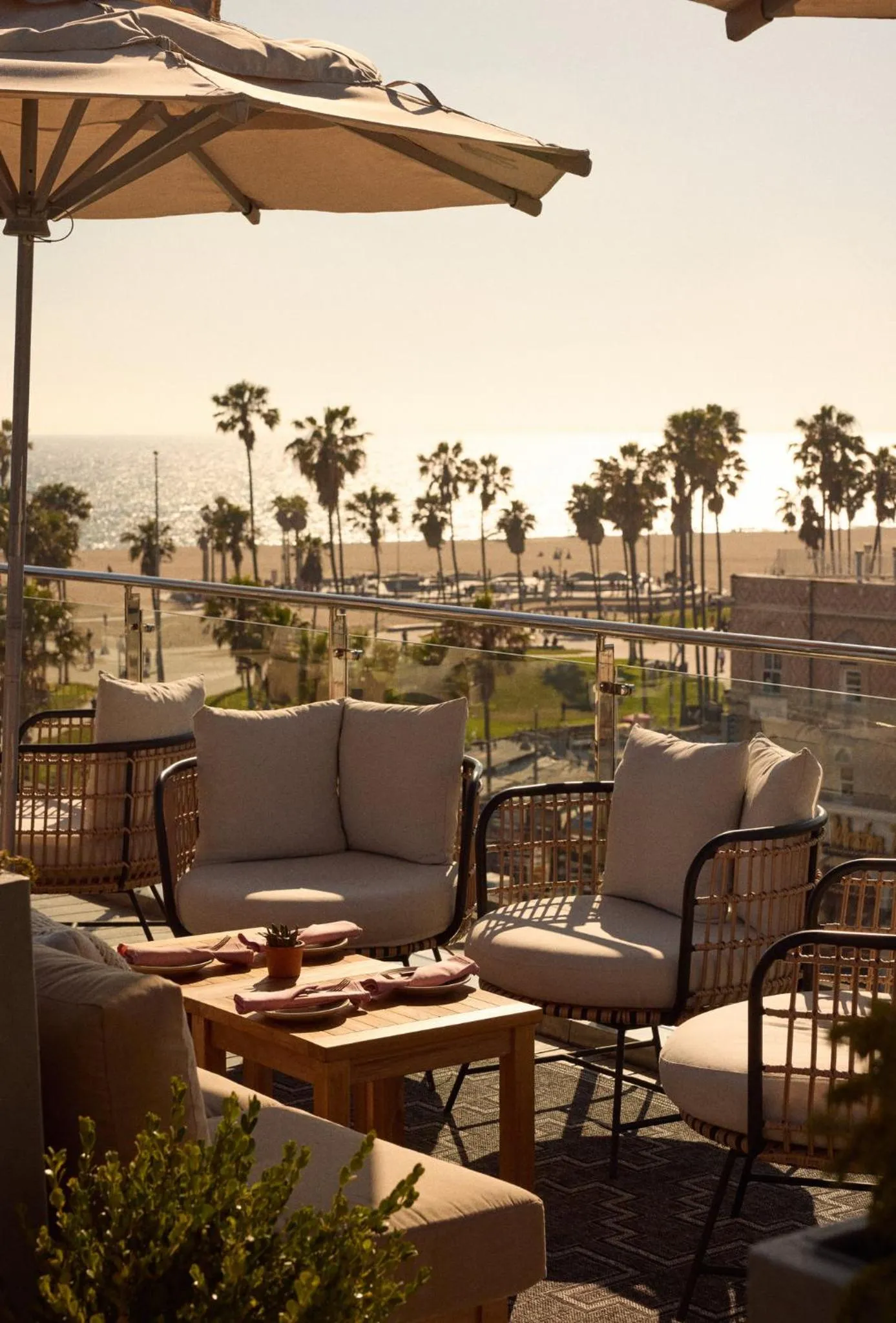 Restaurant/places to eat in Hotel Erwin Venice Beach