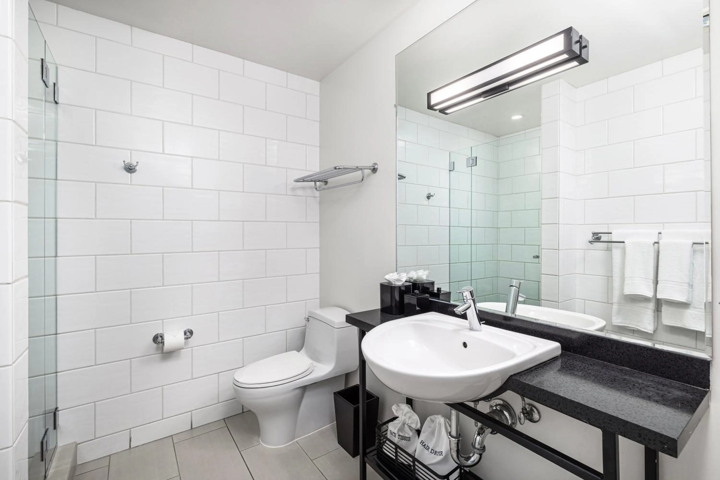 Toilet in Hotel Erwin Venice Beach