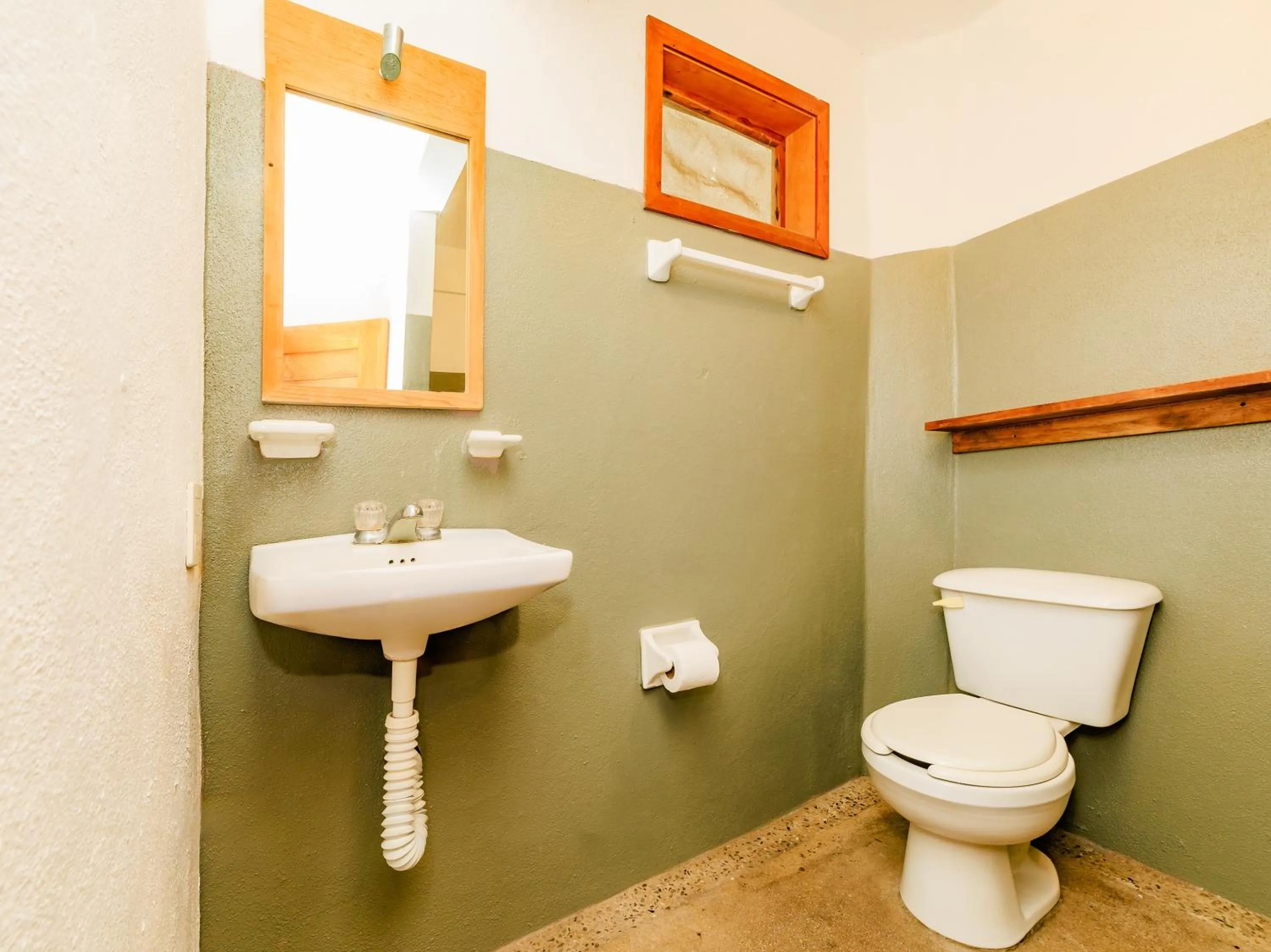 Bathroom in Capital O Verdemar, Pie de la Cuesta