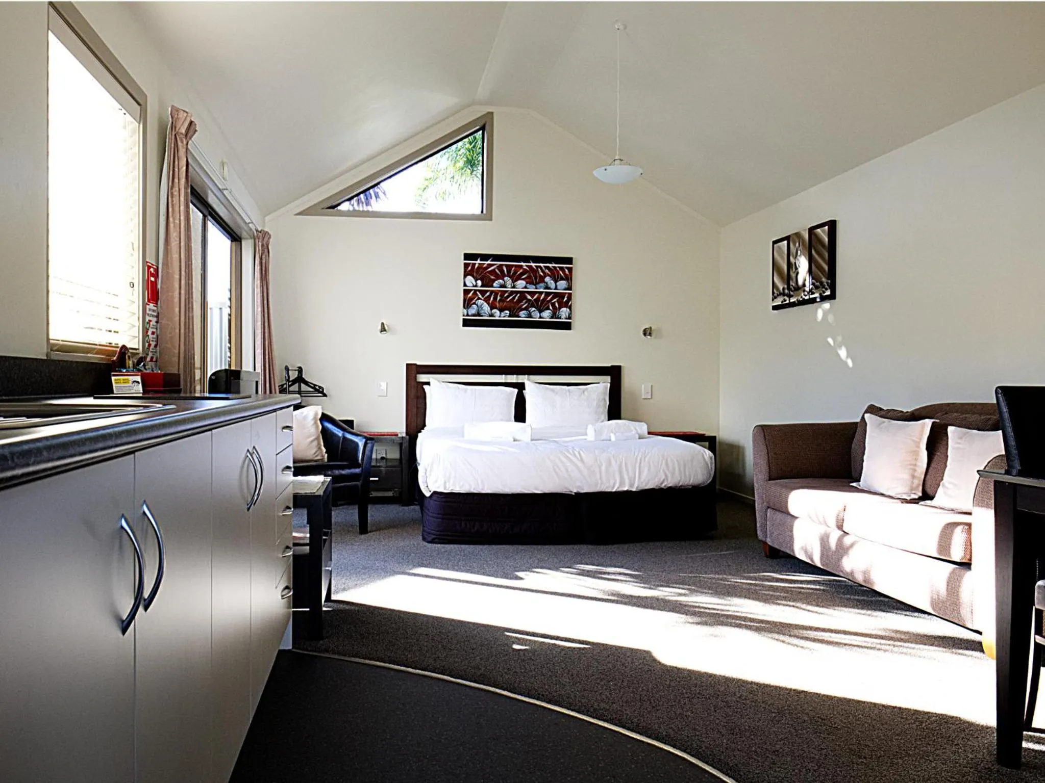 Photo of the whole room, Bed in Tairua Shores Motel