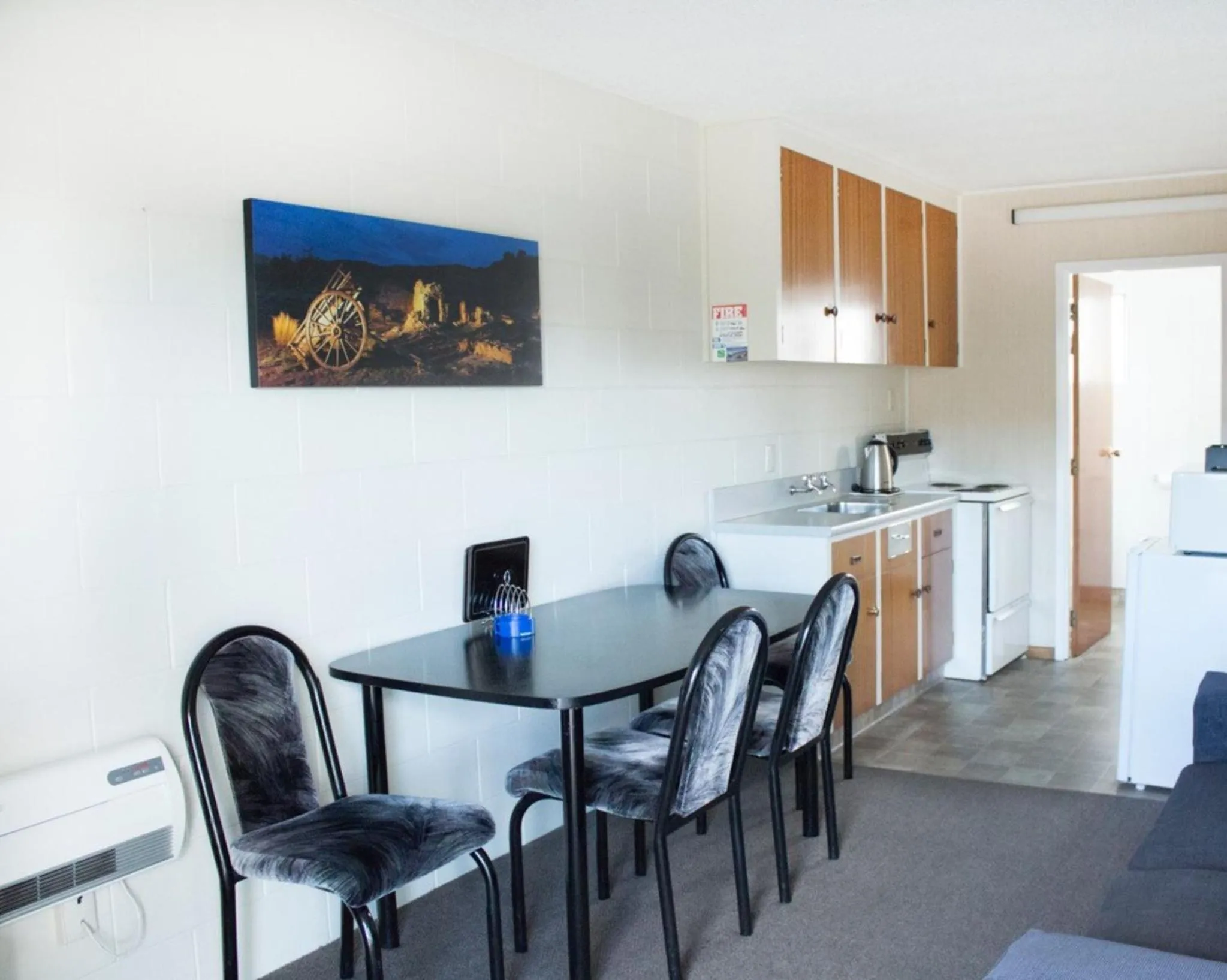 Kitchen or kitchenette in Alpine Motel