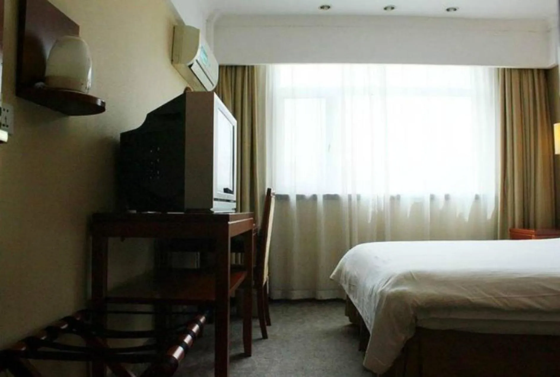Bed in GMA Hotel ShangHai WuNing Road ZhenPing Road Metro Station