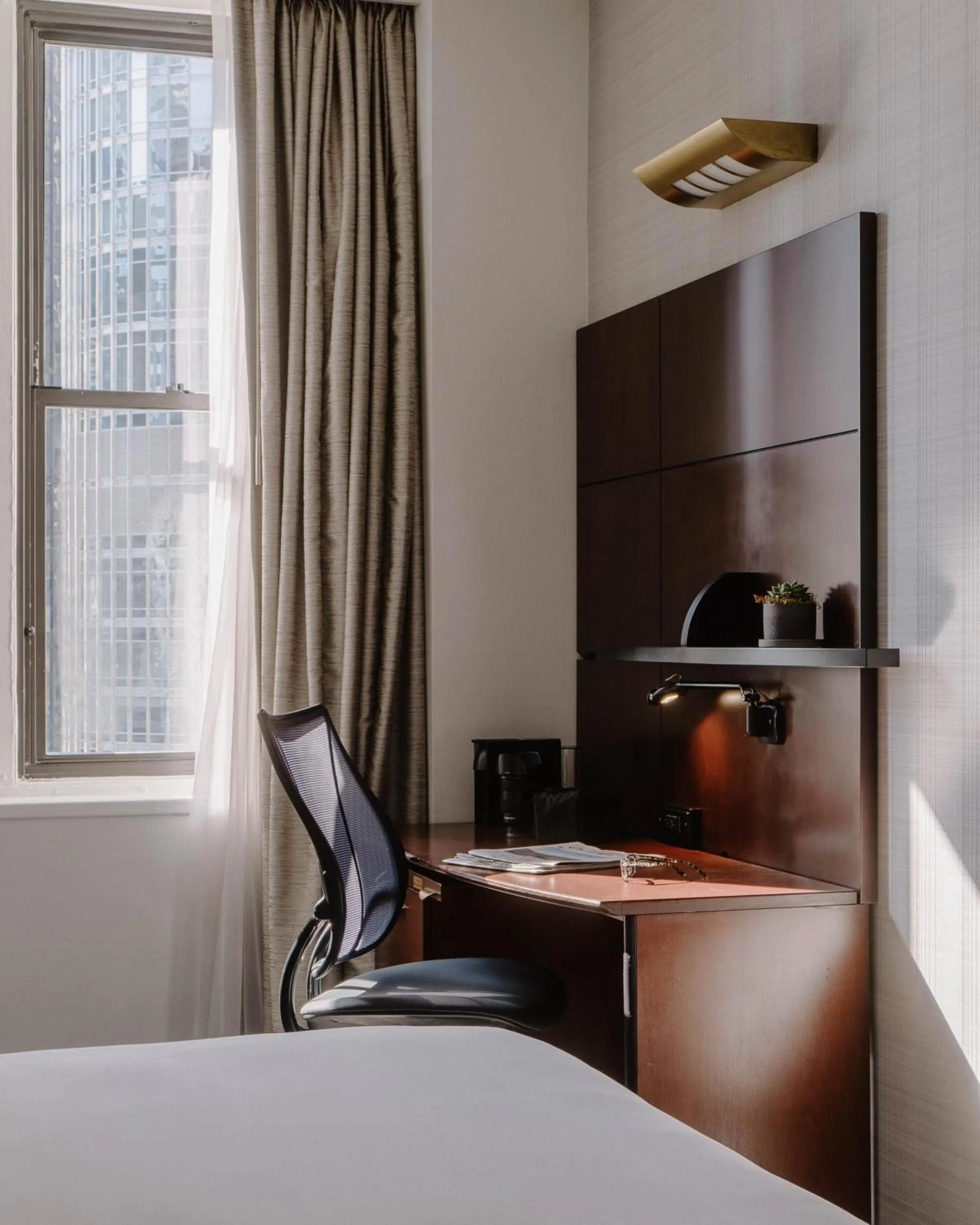 Bedroom, Bed in River Hotel