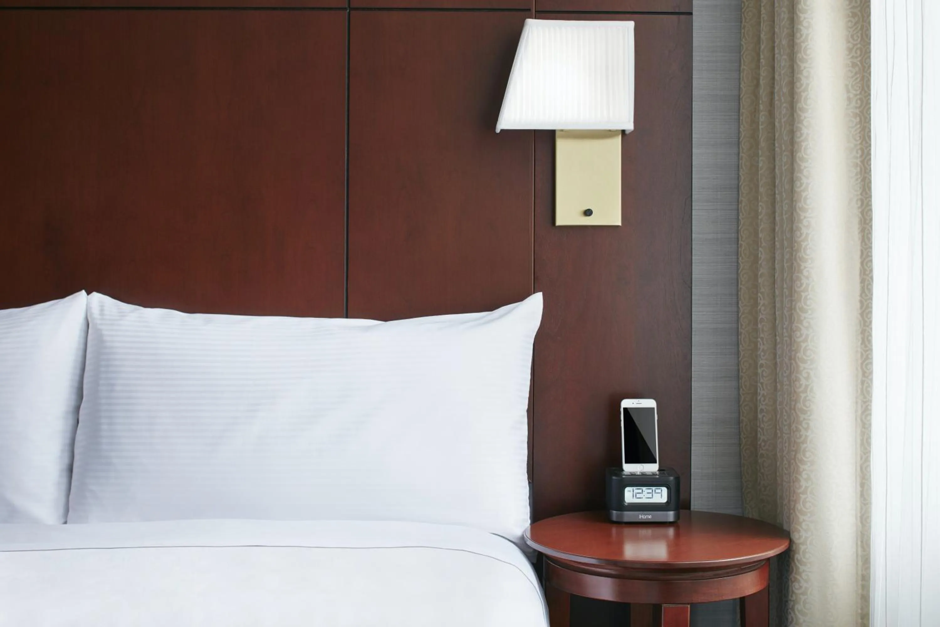 Bedroom, Bed in River Hotel