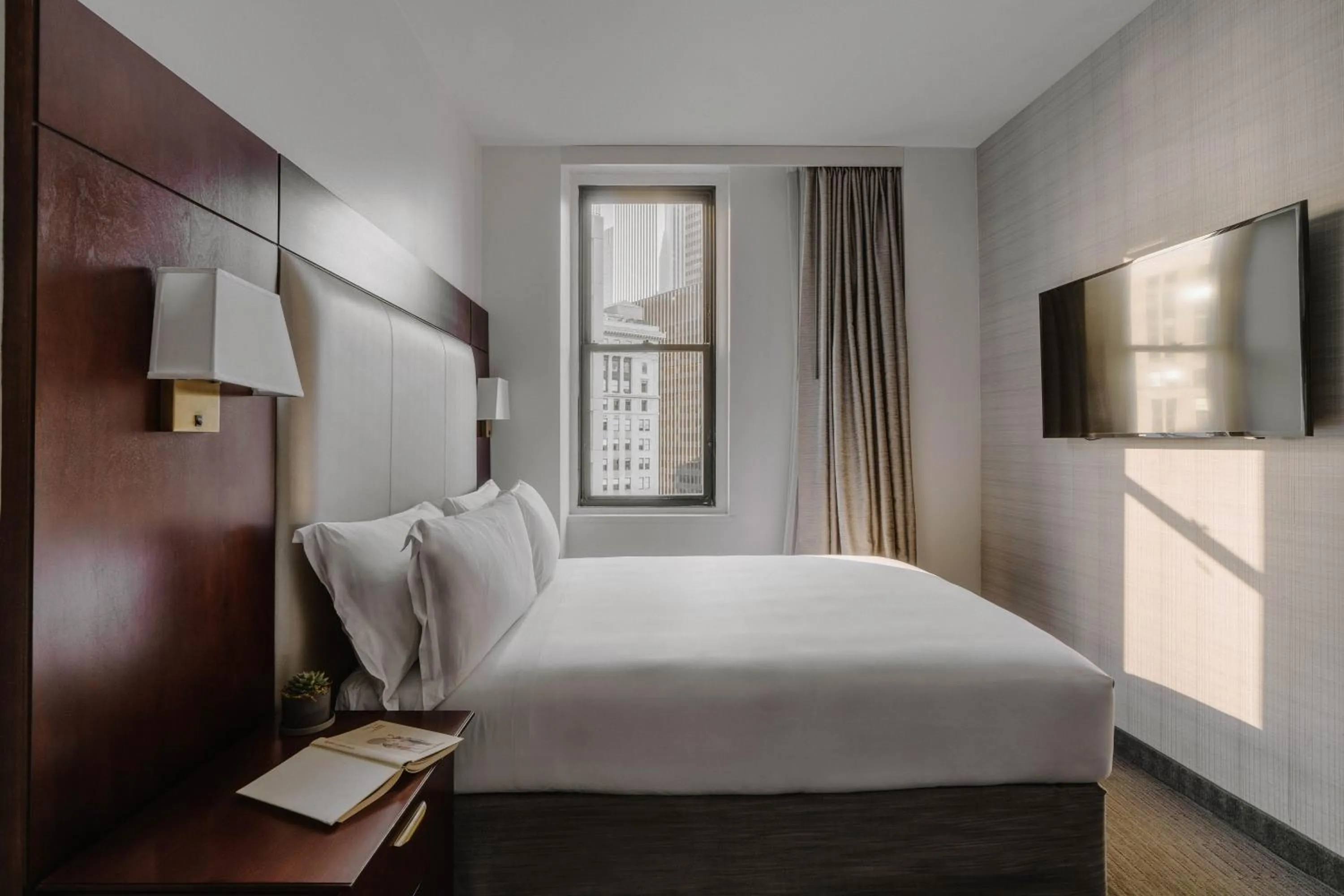 Bedroom, Bed in River Hotel