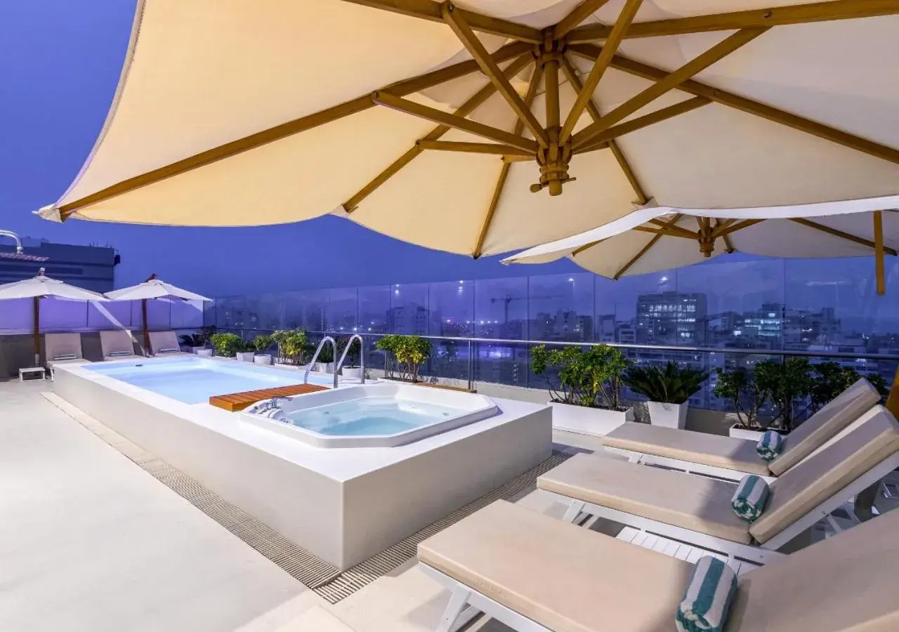 Swimming pool in Dazzler by Wyndham Lima San Isidro Swimming pool in Dazzler by Wyndham Lima San Isidro