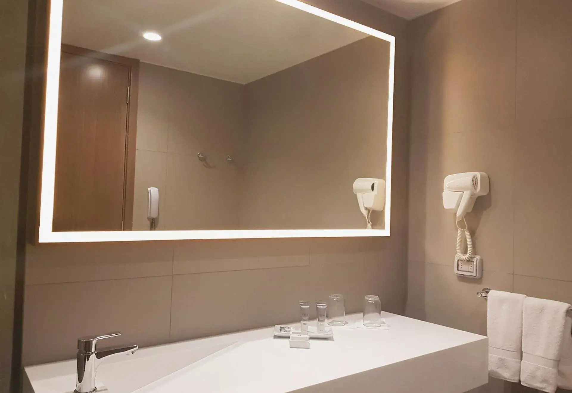 Bathroom, Bed in Dazzler by Wyndham Lima San Isidro Bathroom, Bed in Dazzler by Wyndham Lima San Isidro