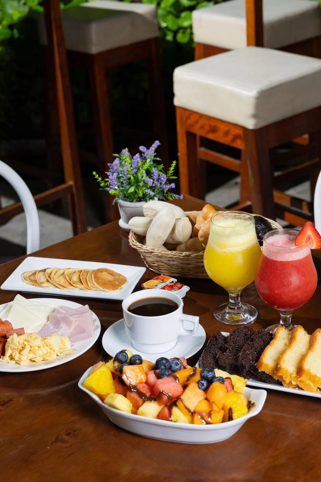 Food and drinks in Dazzler by Wyndham Lima San Isidro