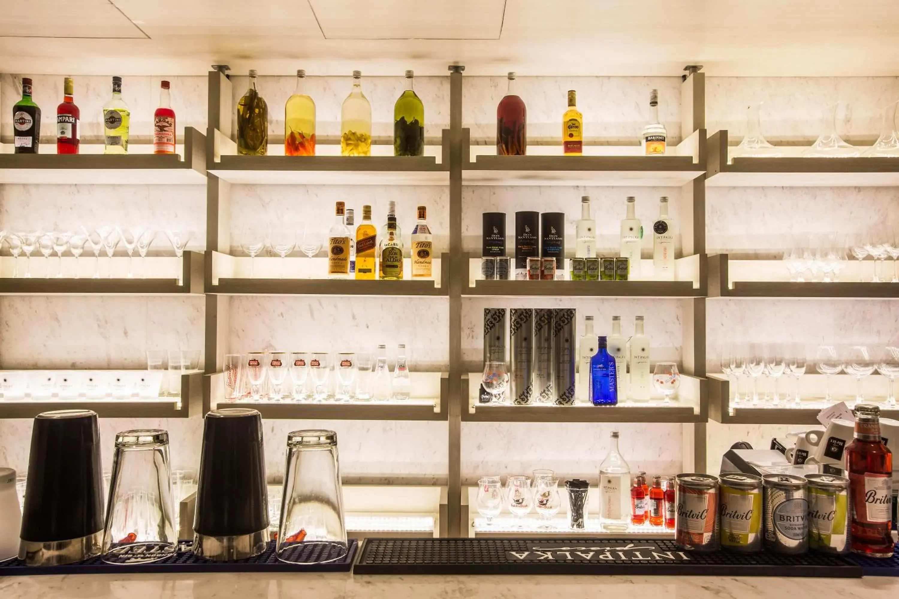 Lounge or bar in Dazzler by Wyndham Lima San Isidro Lounge or bar in Dazzler by Wyndham Lima San Isidro