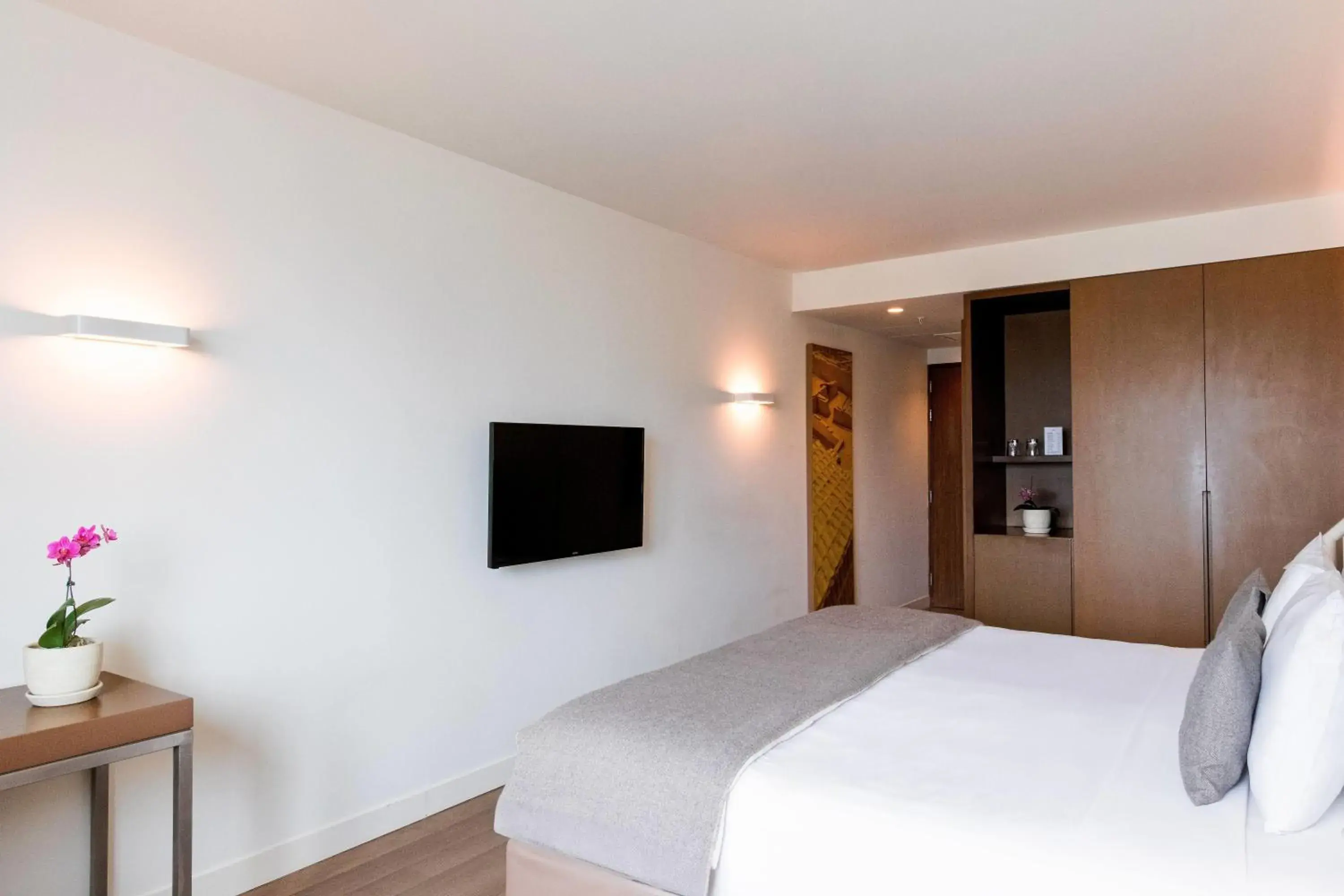 Photo of the whole room, Bed in Dazzler by Wyndham Lima San Isidro Photo of the whole room, Bed in Dazzler by Wyndham Lima San Isidro