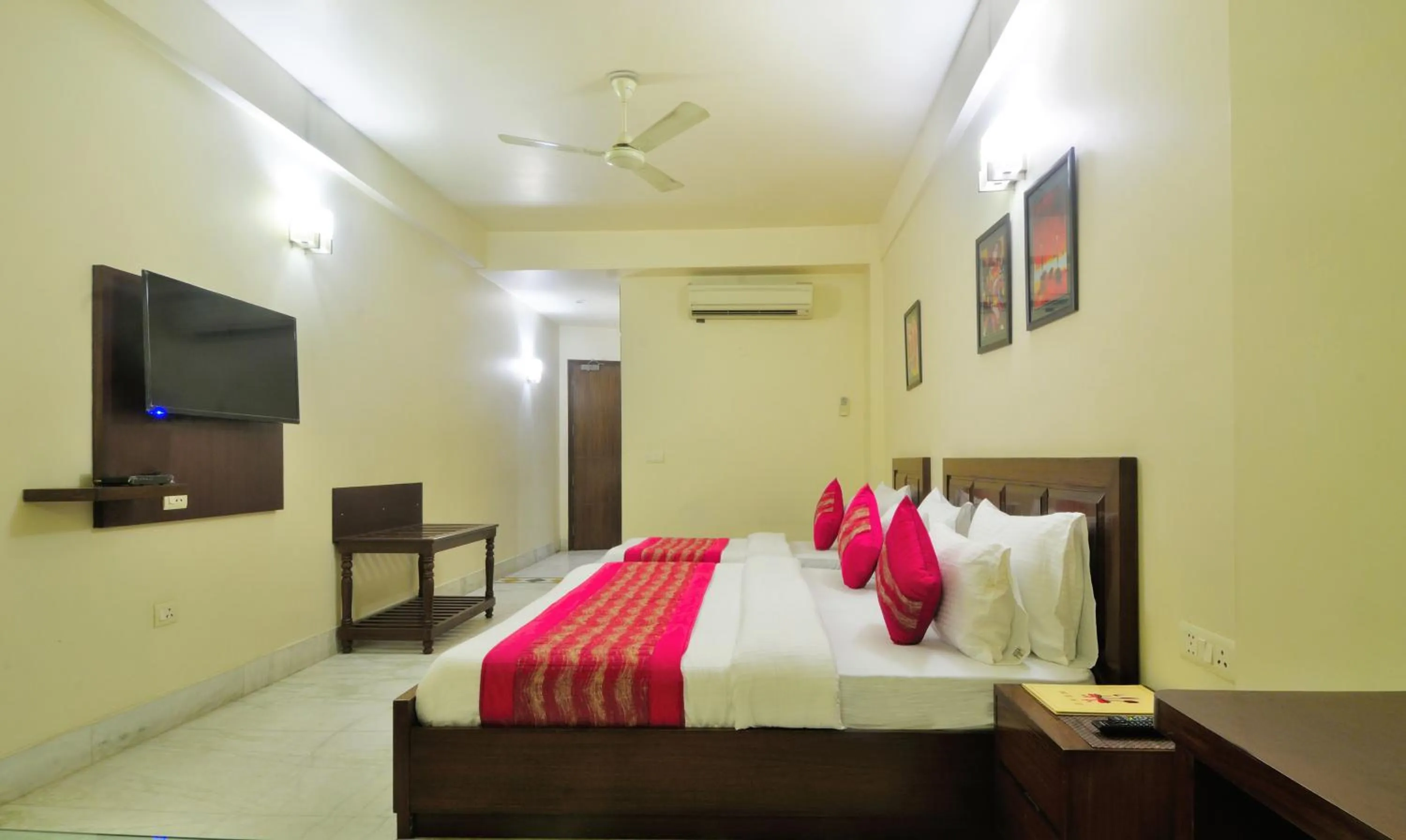 Bedroom, Bed in Hotel Shanti Villa- New Delhi Railway Station