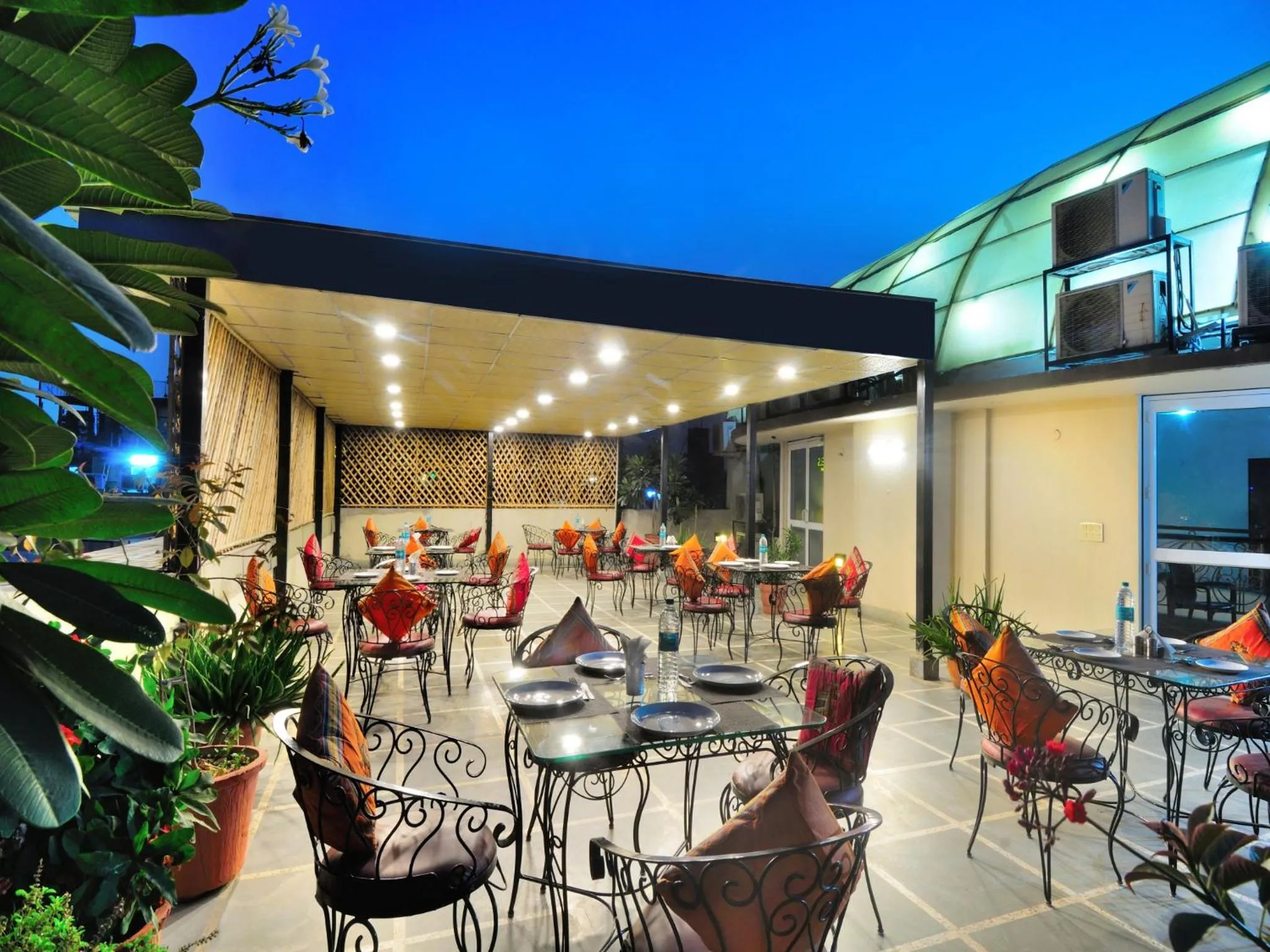 Restaurant/places to eat in Hotel Shanti Villa- New Delhi Railway Station