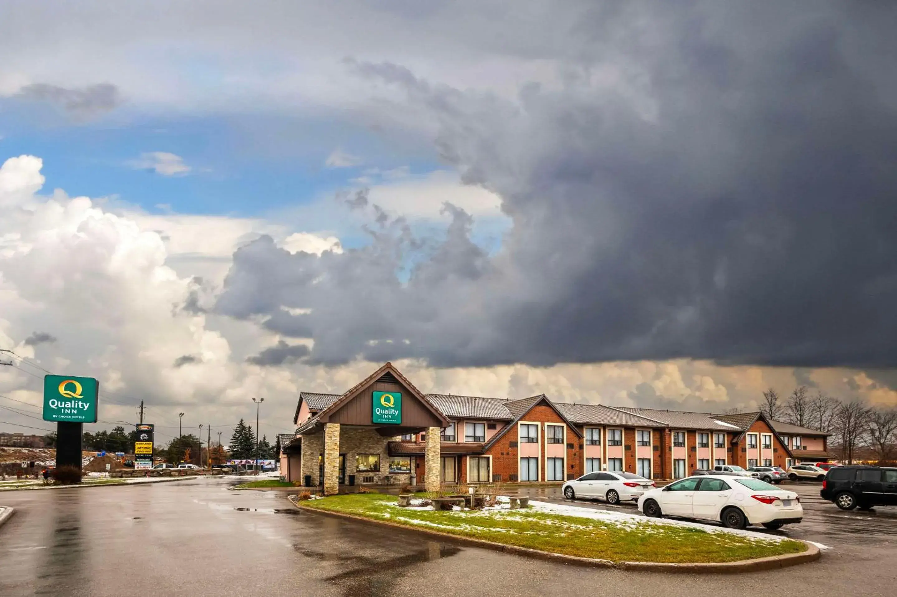 Property building in Quality Inn Property building in Quality Inn