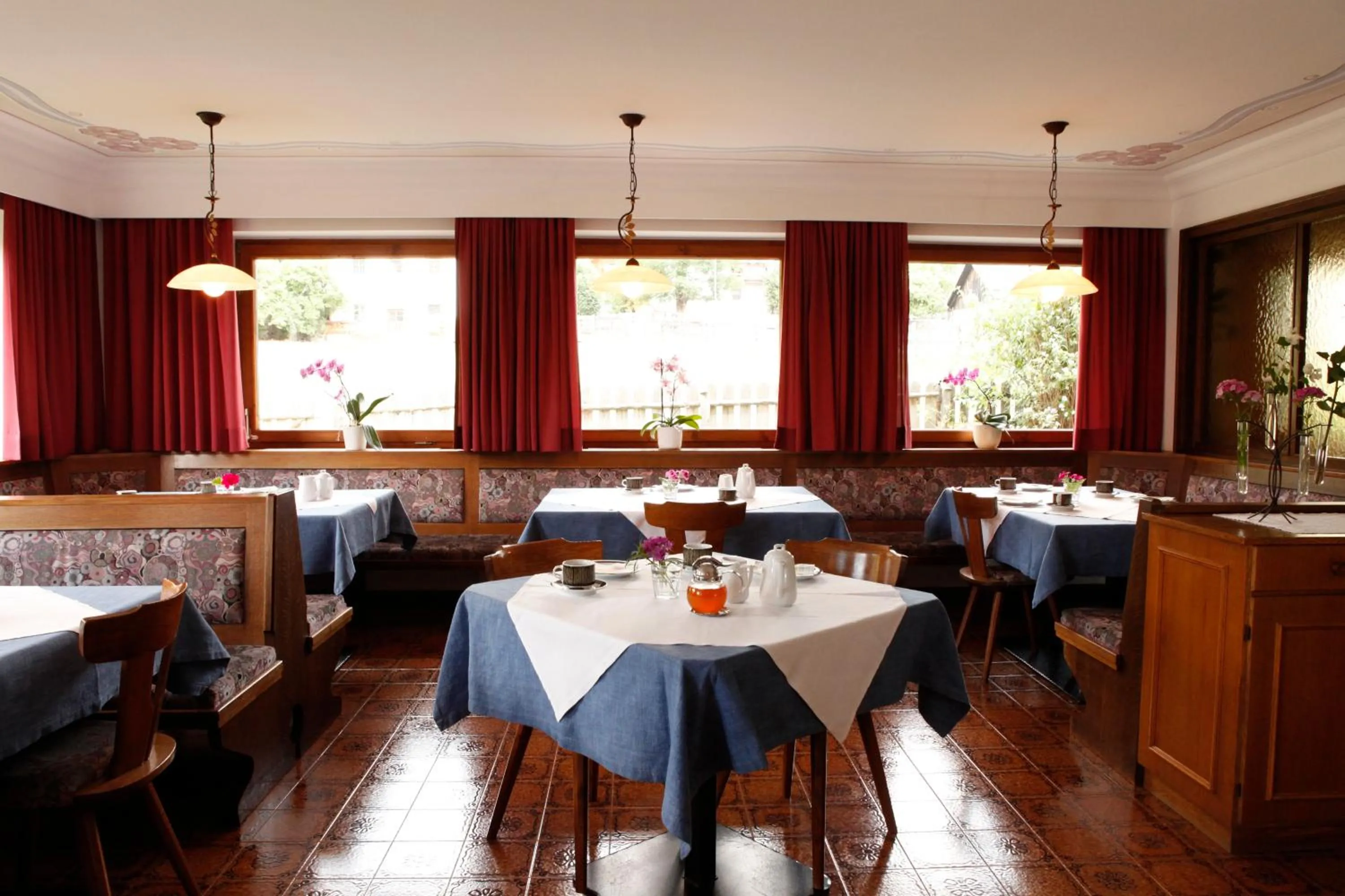 Restaurant/places to eat in Garnì Iosc