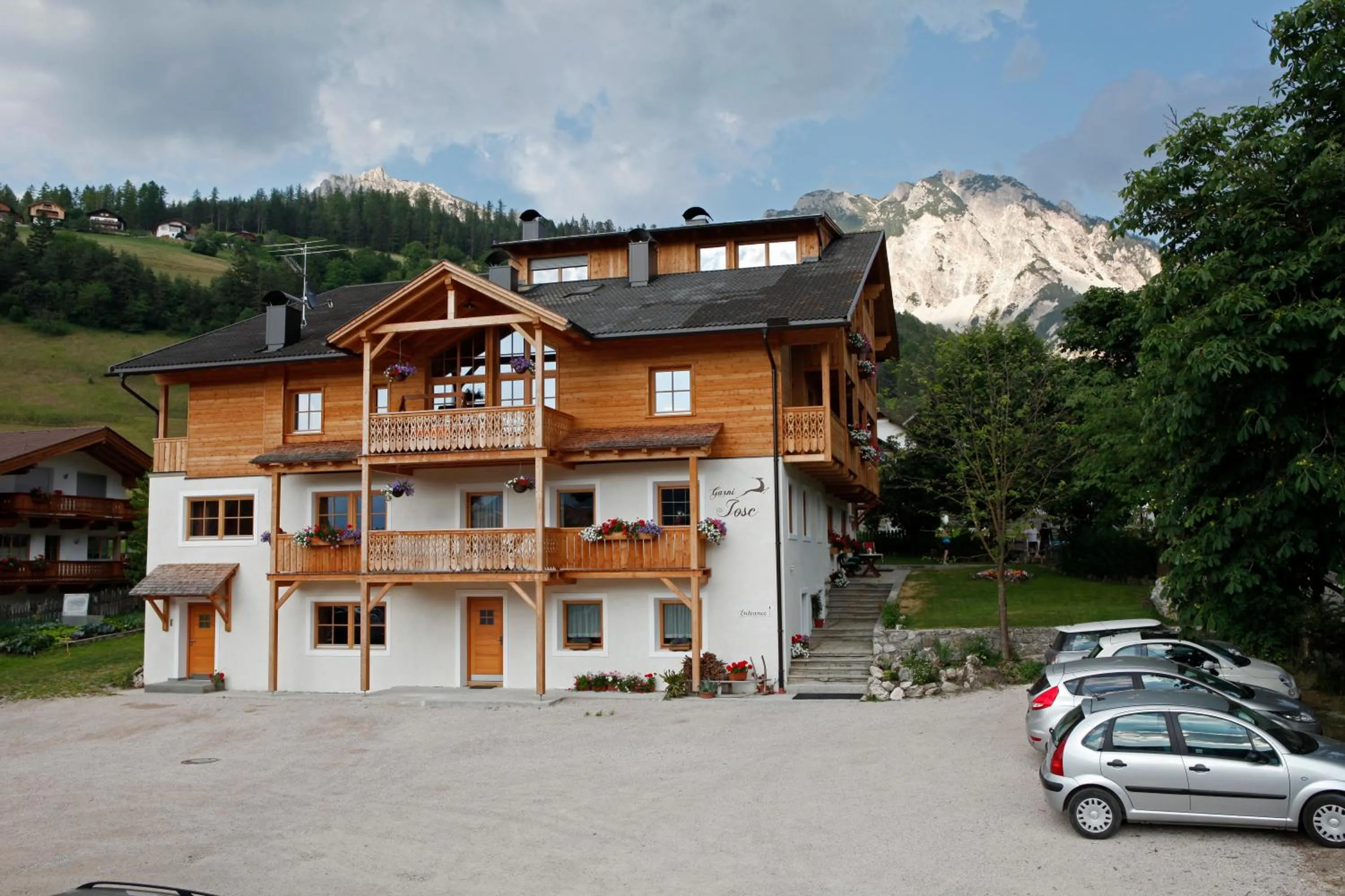 Property building in Garnì Iosc