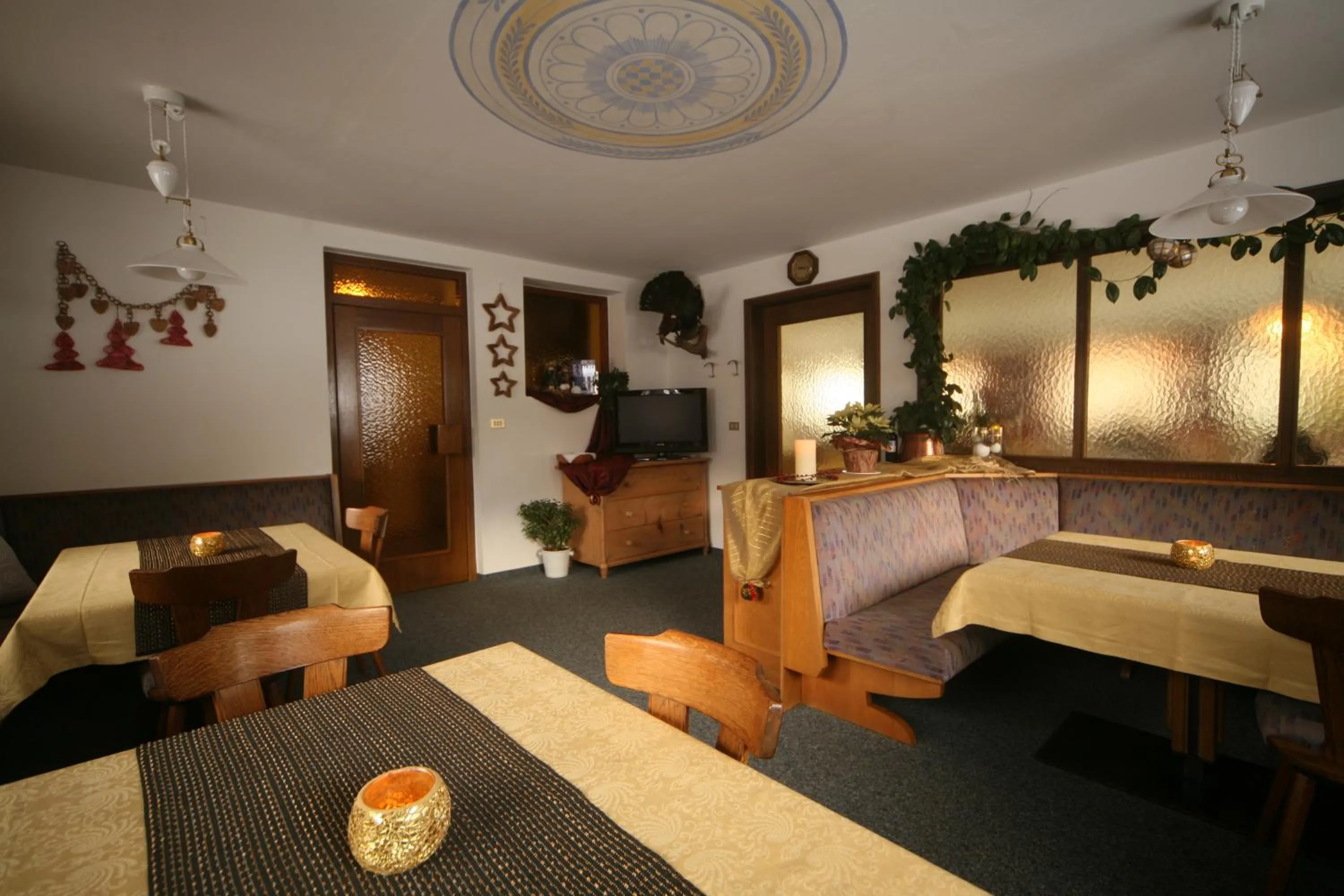 Communal lounge/ TV room in Garnì Iosc