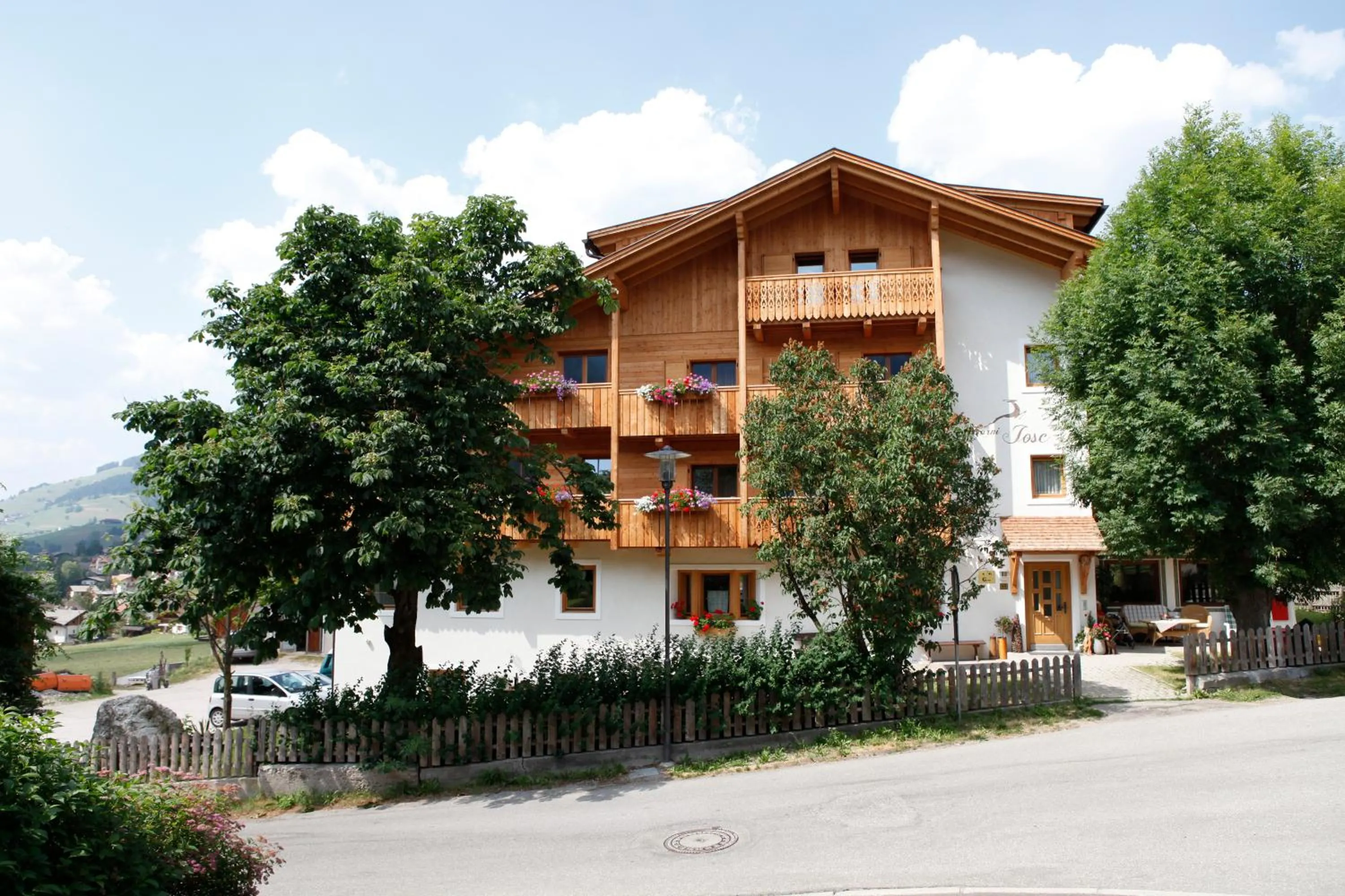 Property building in Garnì Iosc