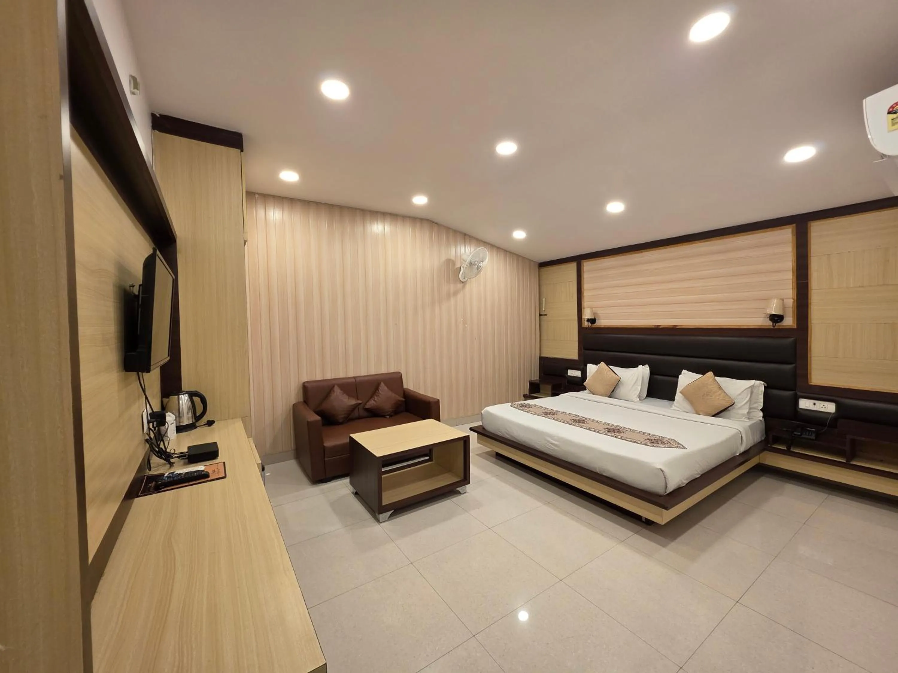 Bedroom, Bed in Hotel Rajpur Heights