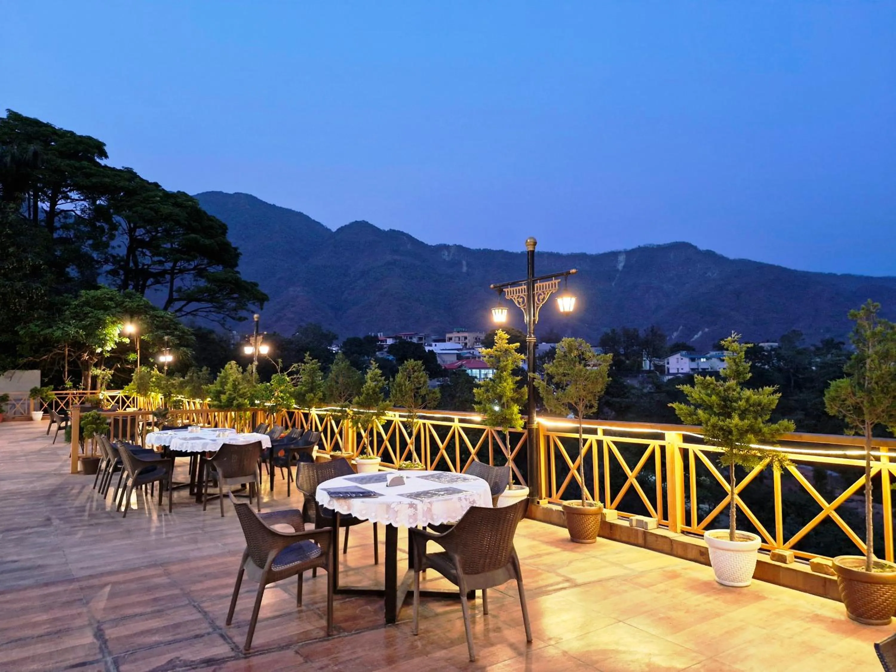 Restaurant/places to eat in Hotel Rajpur Heights