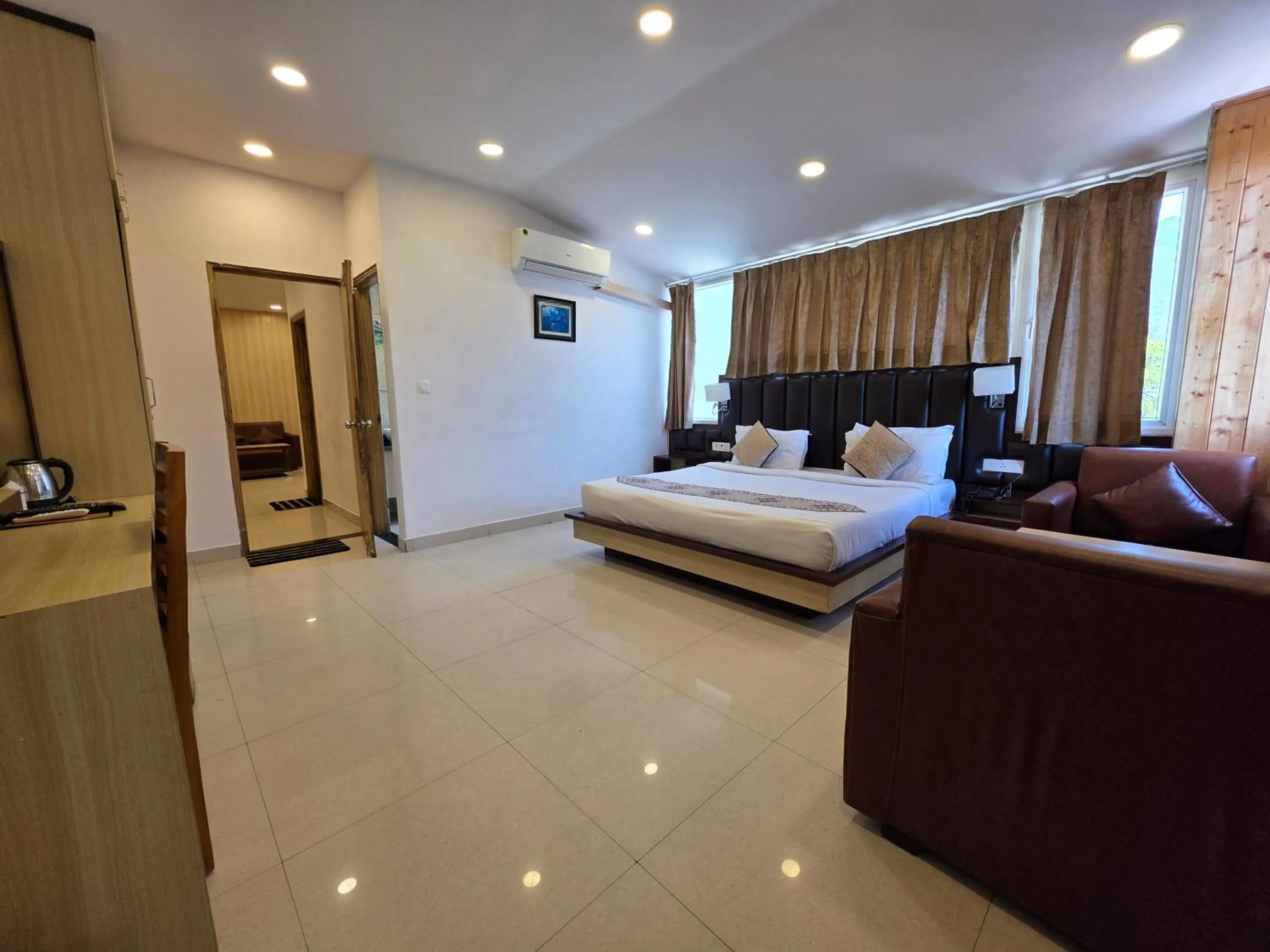 Living room, Bed in Hotel Rajpur Heights