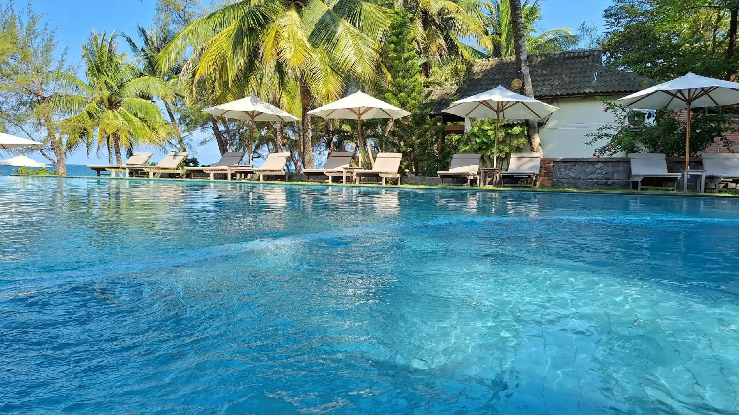 Swimming pool in Ancarine Beach Resort Swimming pool in Ancarine Beach Resort