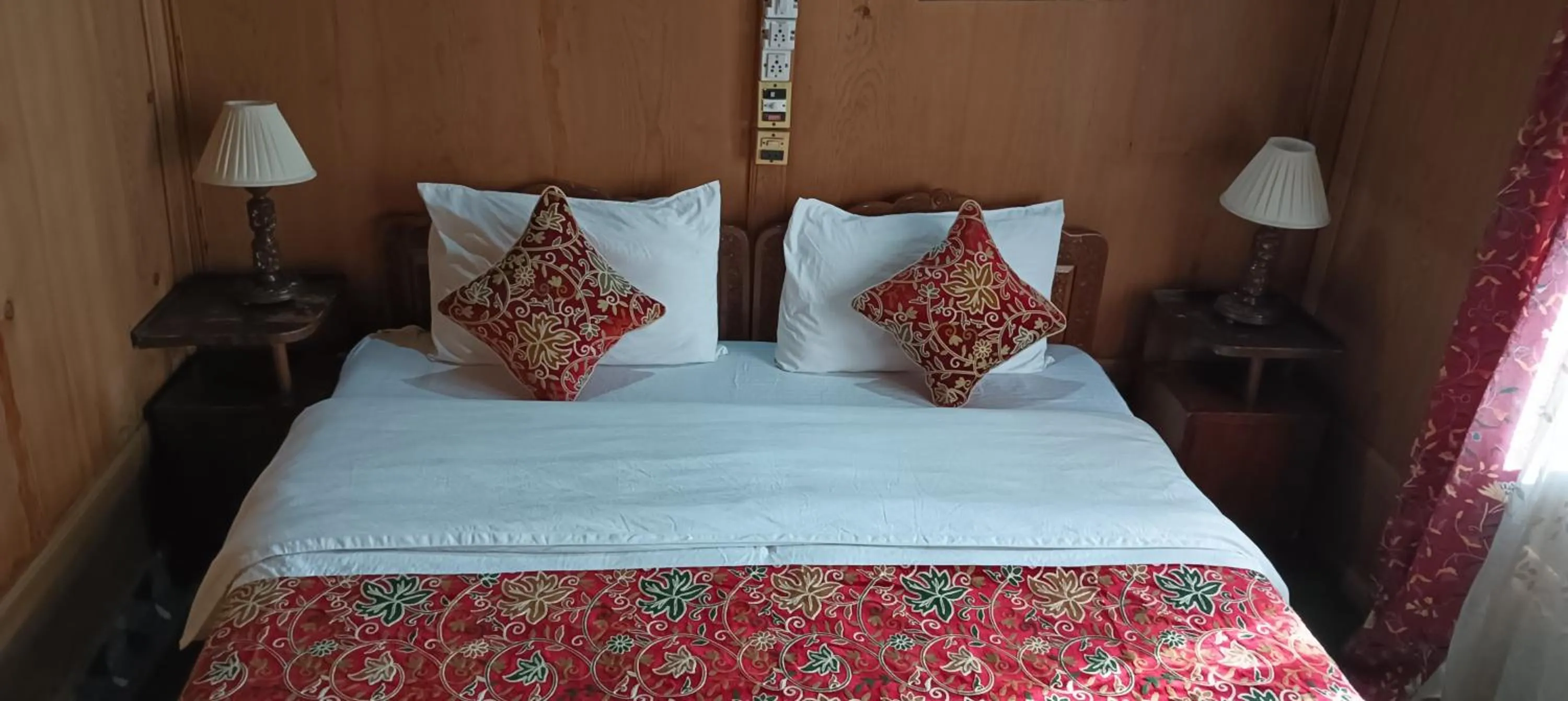Bed in Golden Crest DALLAKE