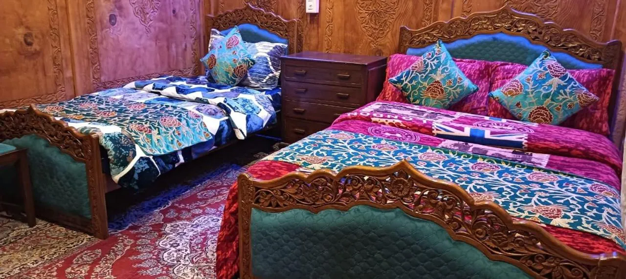 Photo of the whole room, Bed in Golden Crest DALLAKE