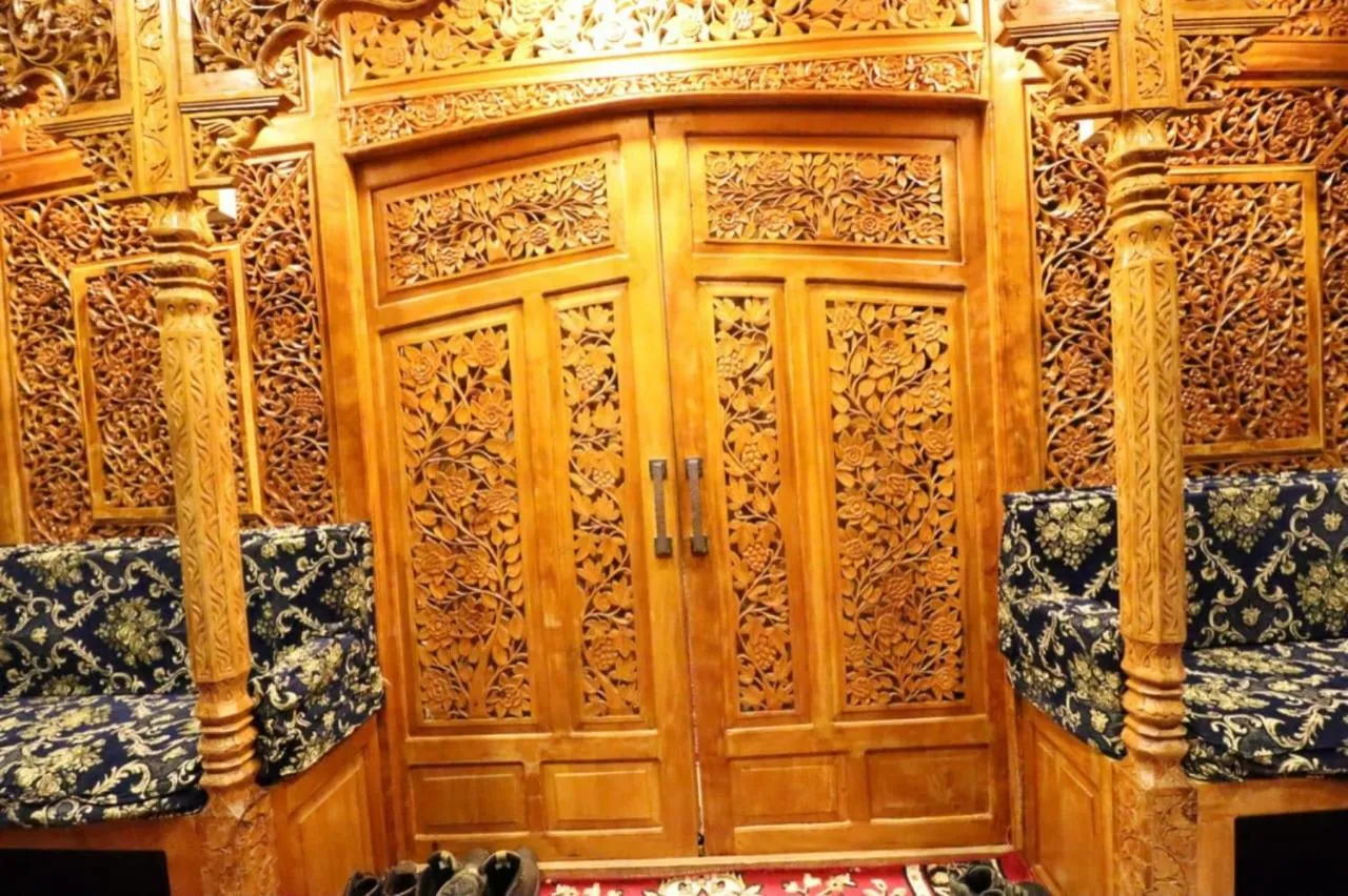 Facade/entrance in Golden Crest DALLAKE