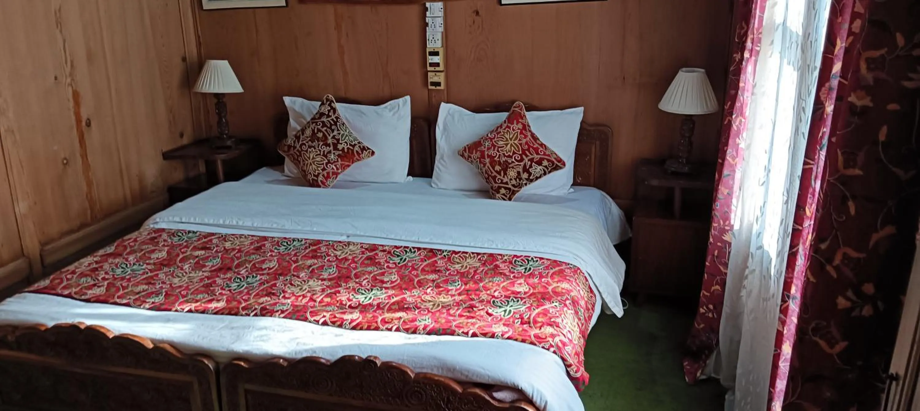 Bed in Golden Crest DALLAKE
