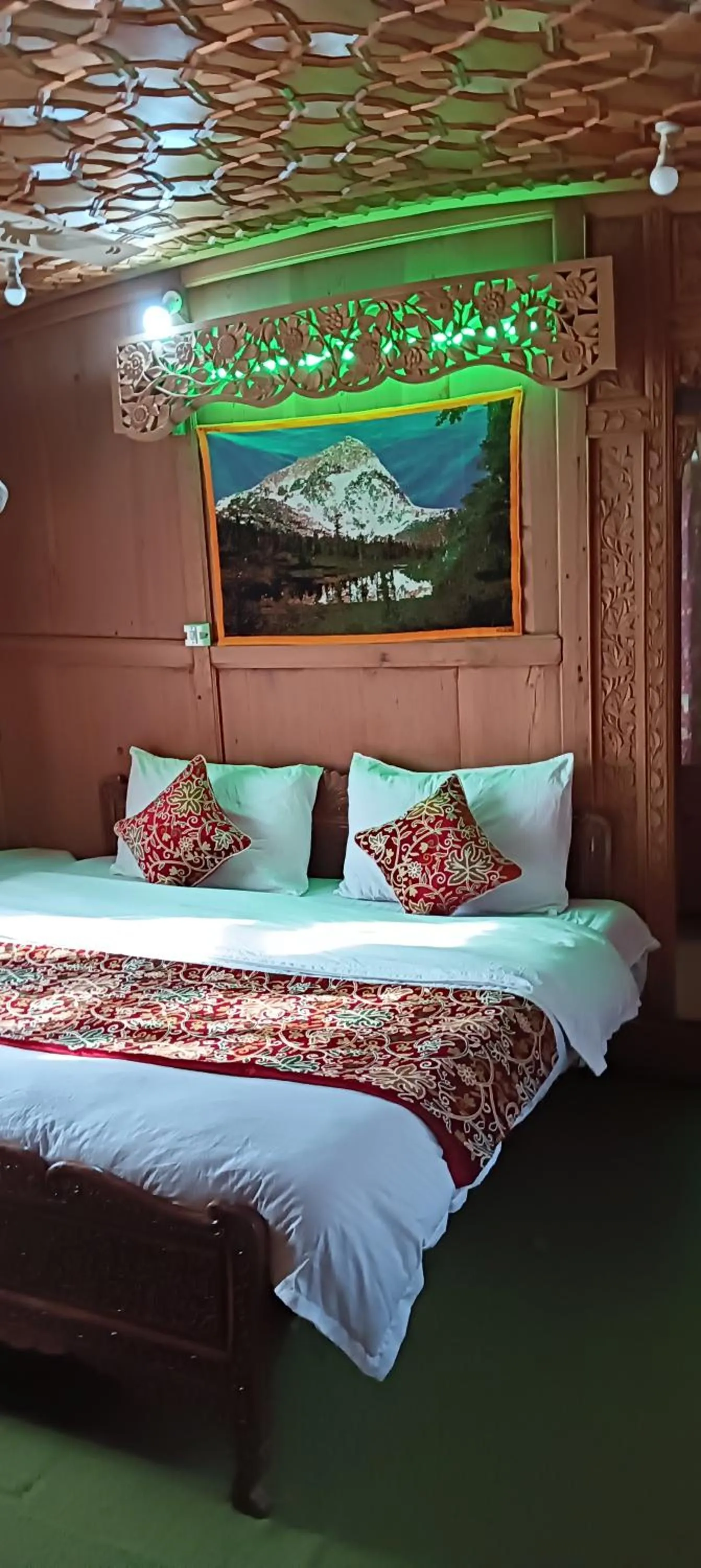 Bed in Golden Crest DALLAKE