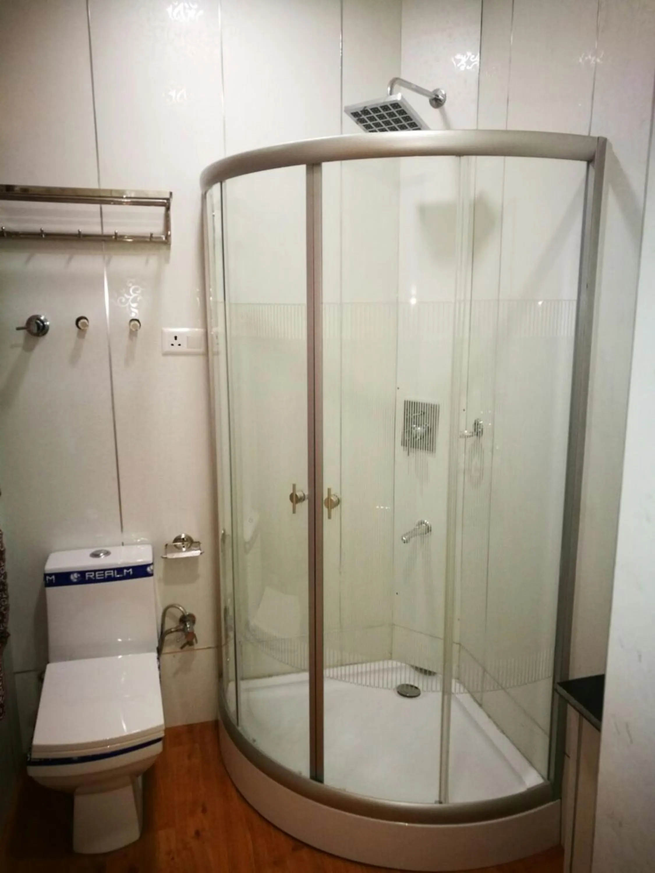 Shower in Golden Crest DALLAKE