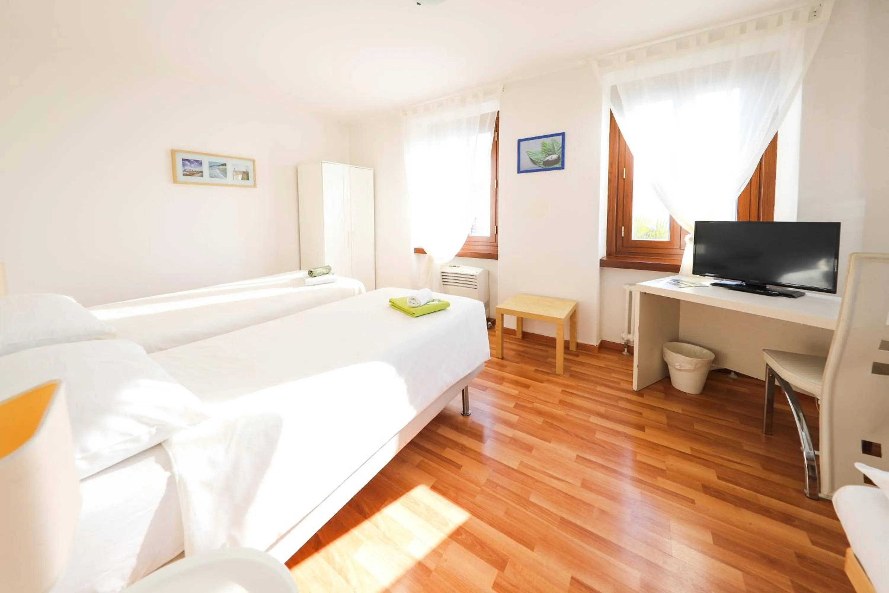 Communal lounge/ TV room, Bed in Casa Zen