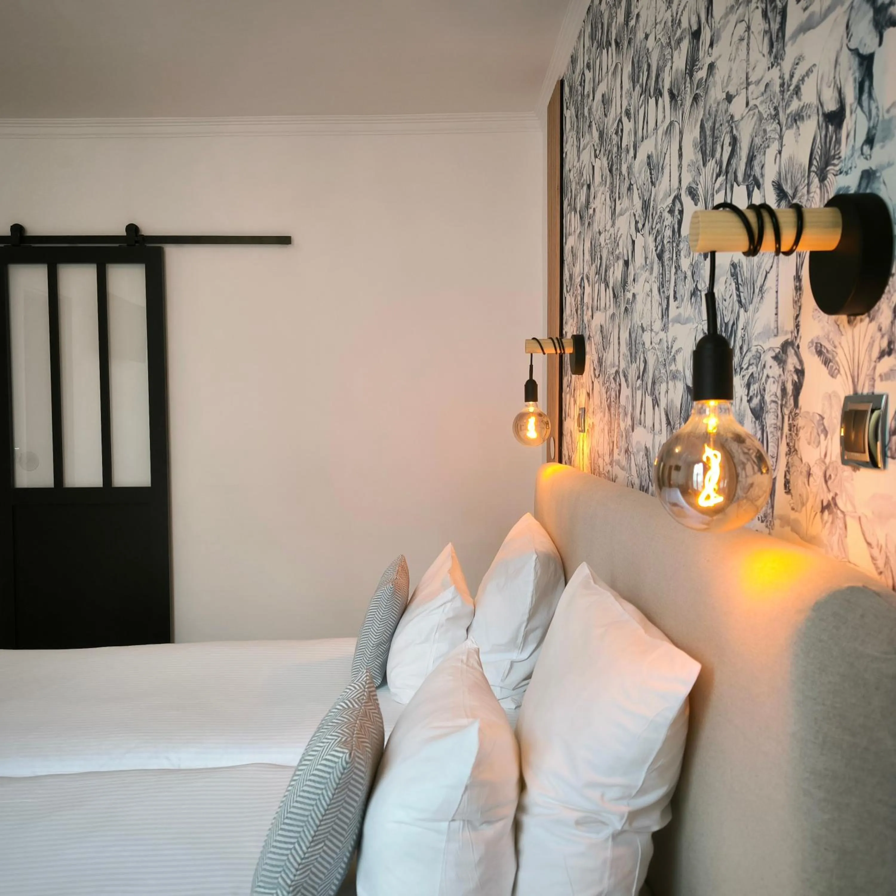 Bed in Hotel Le Twelve