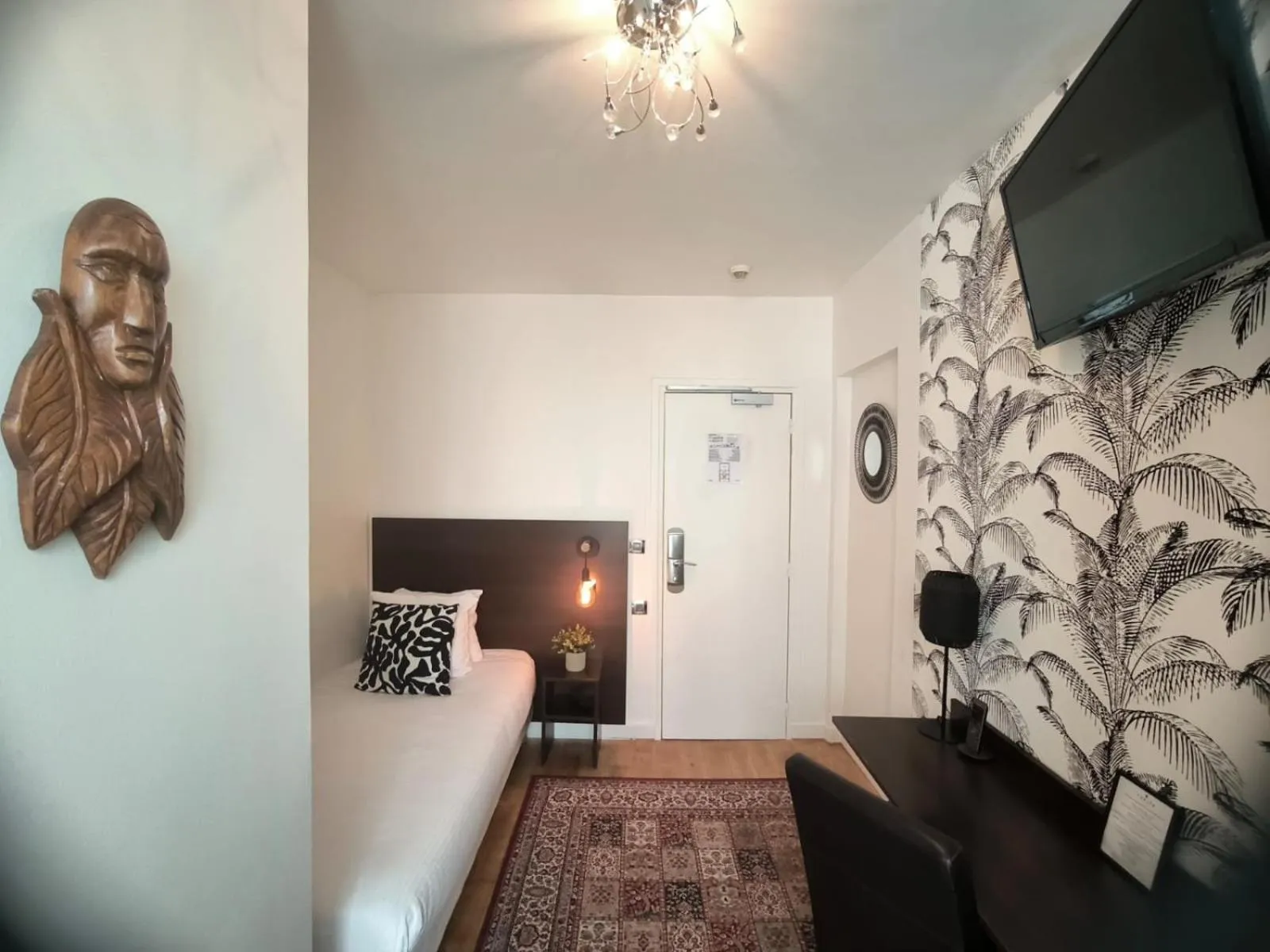 Photo of the whole room, Bed in Hotel Le Twelve