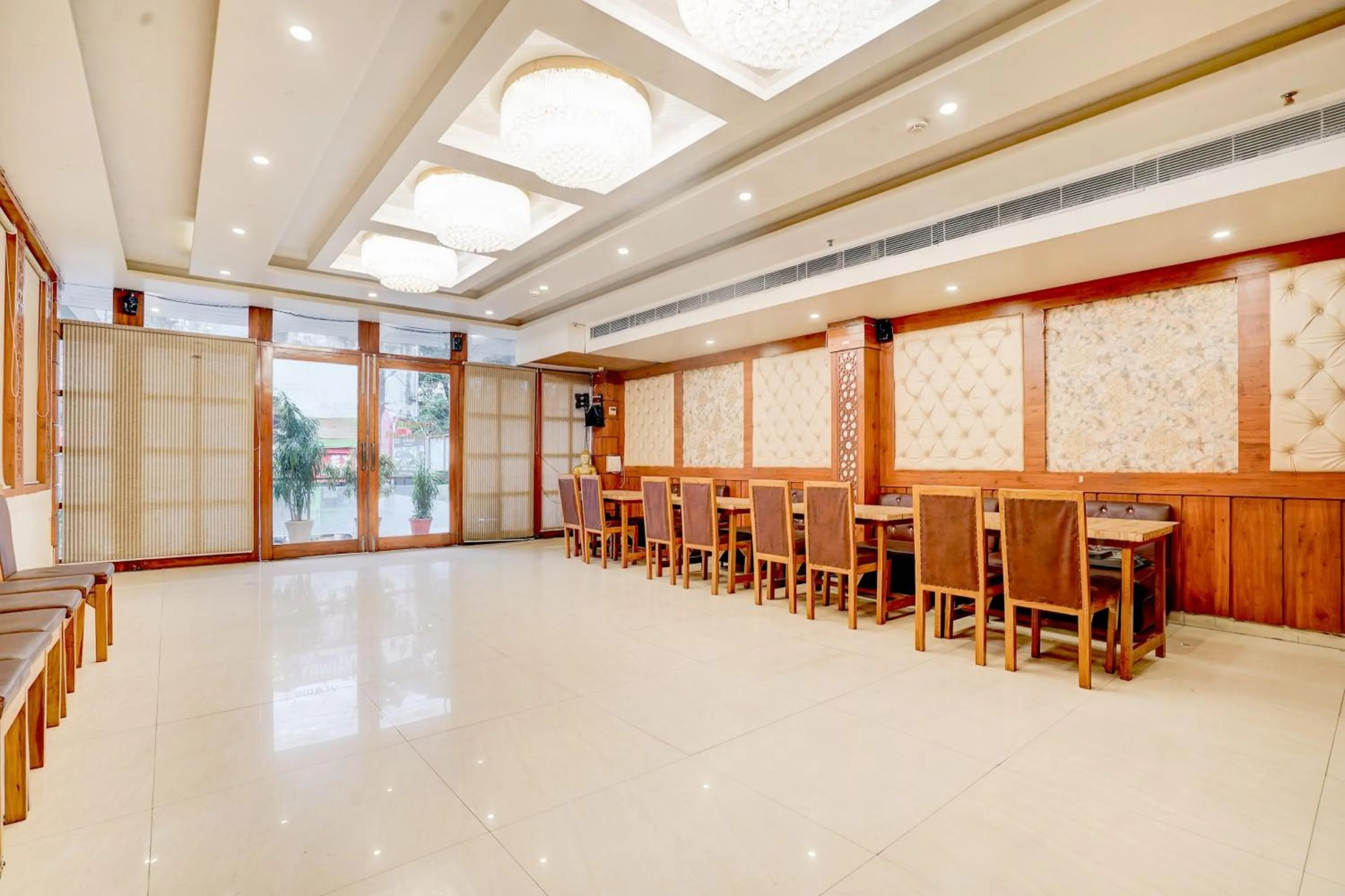 Restaurant/places to eat in Townhouse Oak Dehradun Court Formerly GK Residency