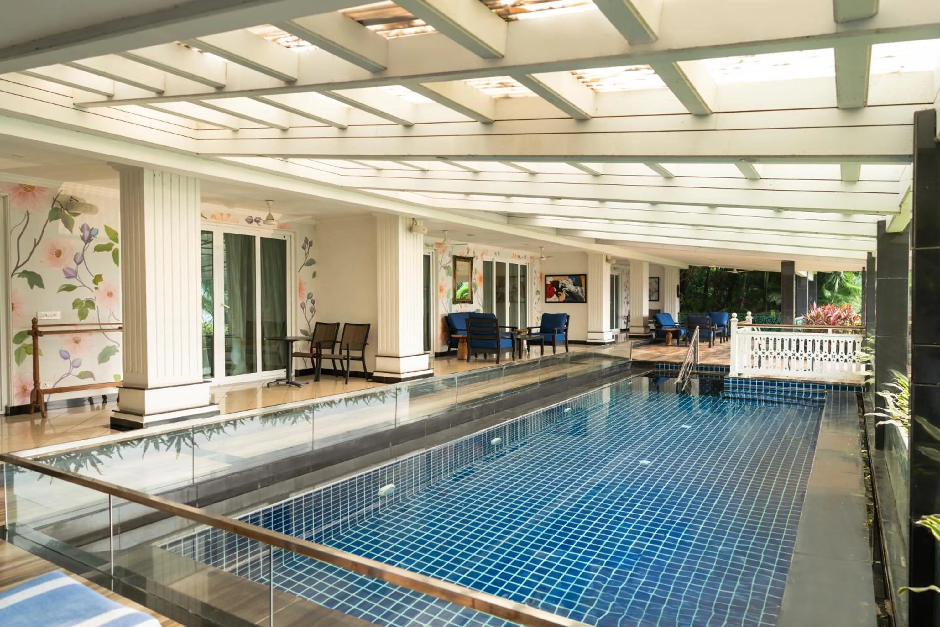 Swimming pool in MAYFAIR Lake Resort