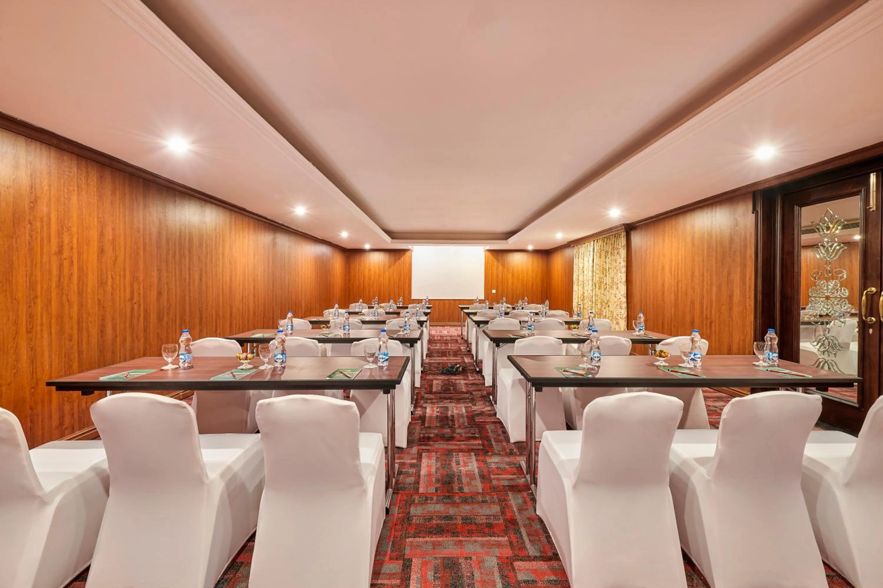 Seating area in MAYFAIR Lake Resort